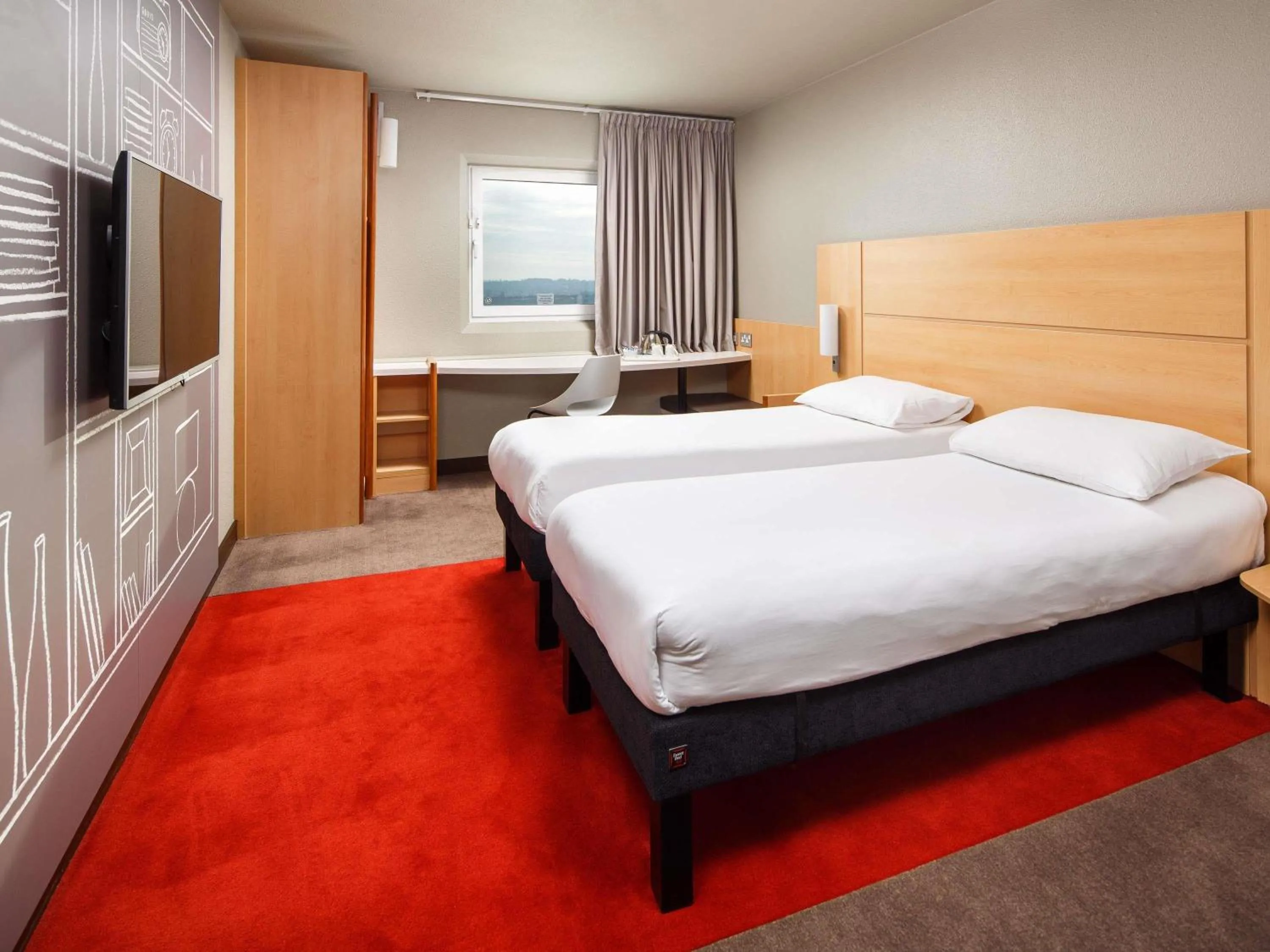 Bedroom, Bed in ibis London Wembley