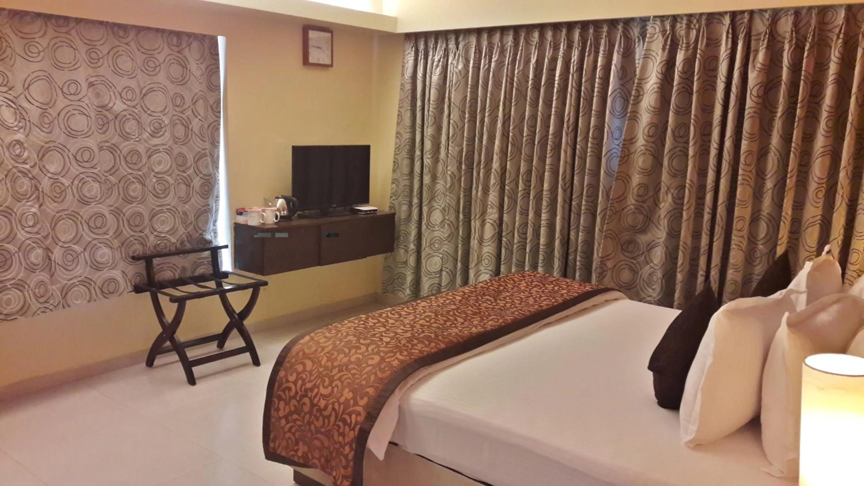 Bedroom, Bed in Citrus Hotel Lonavala