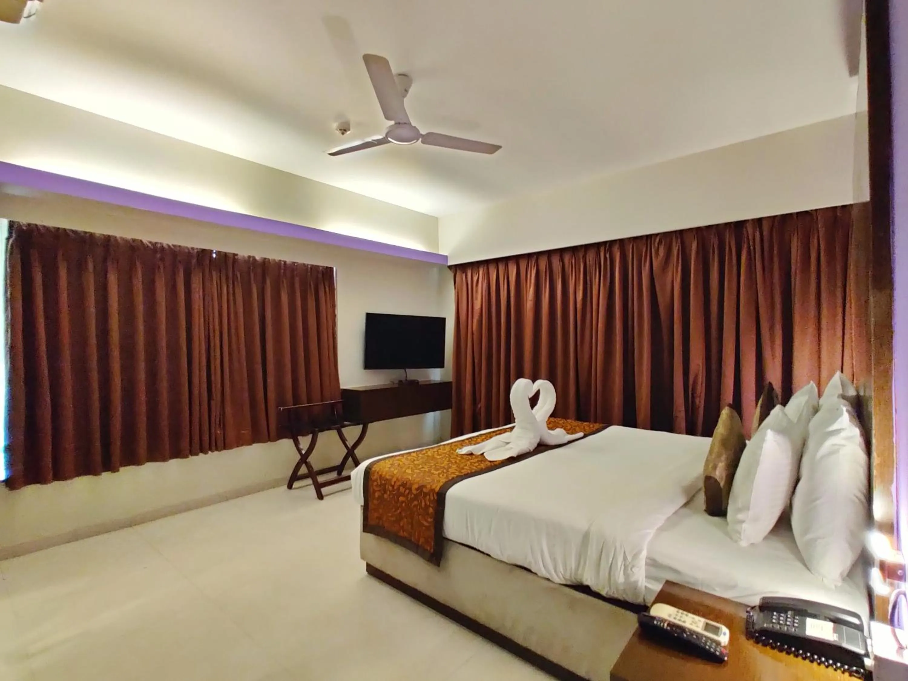 Bed in Citrus Hotel Lonavala