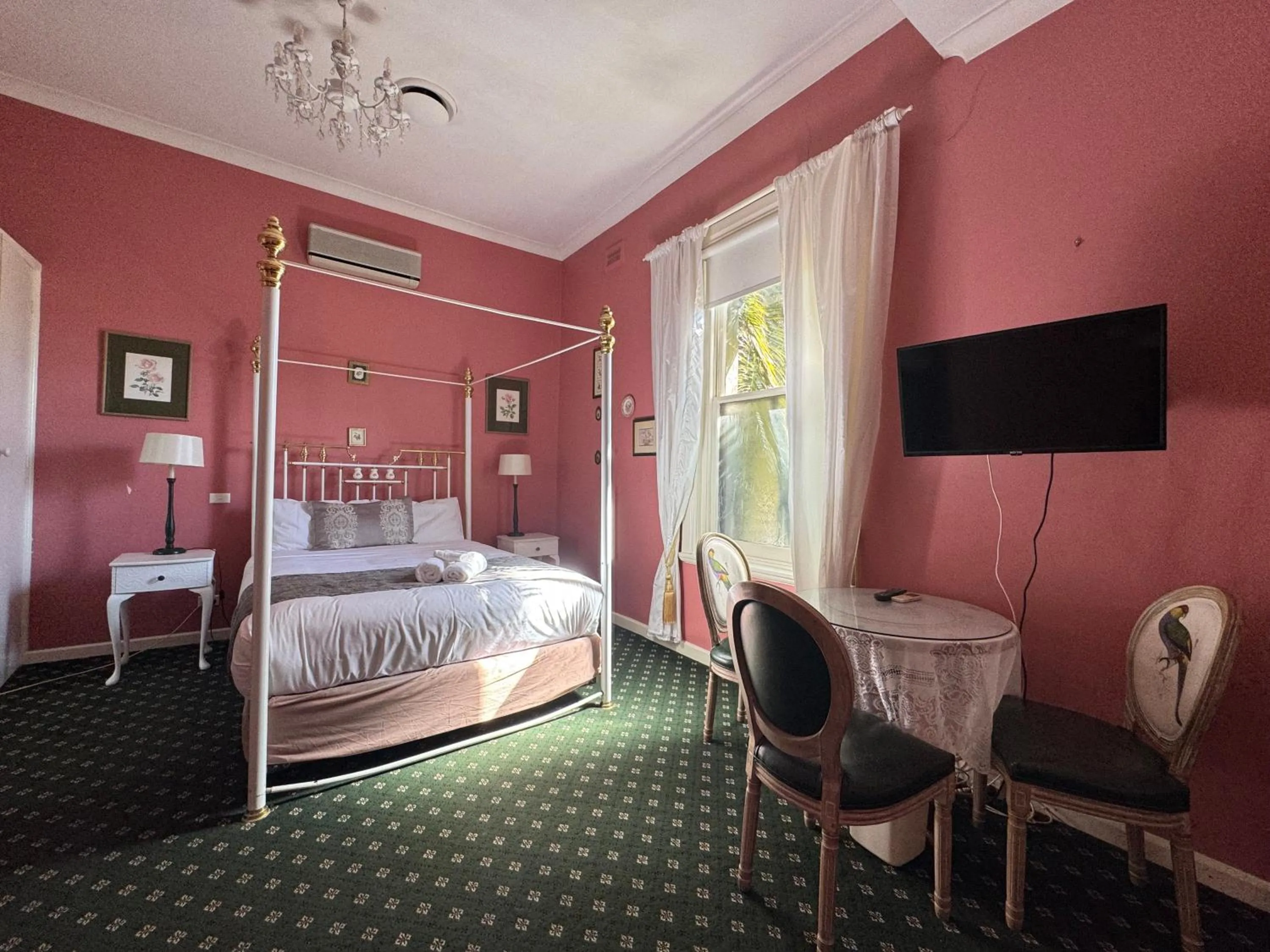 Bed in Toorak Manor Hotel Free Parking