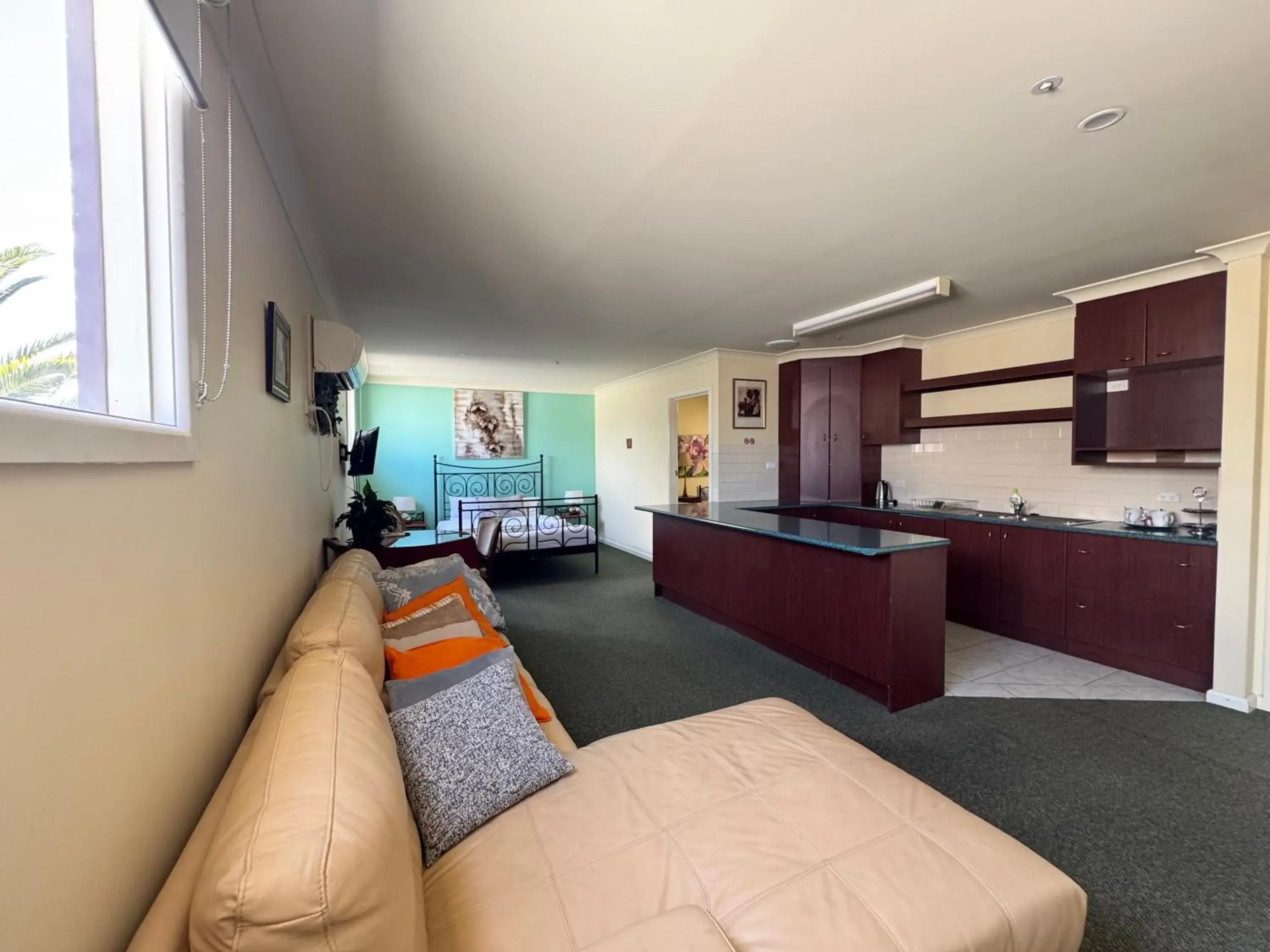 Family Suite in Toorak Manor Hotel Free Parking Family Suite in Toorak Manor Hotel Free Parking