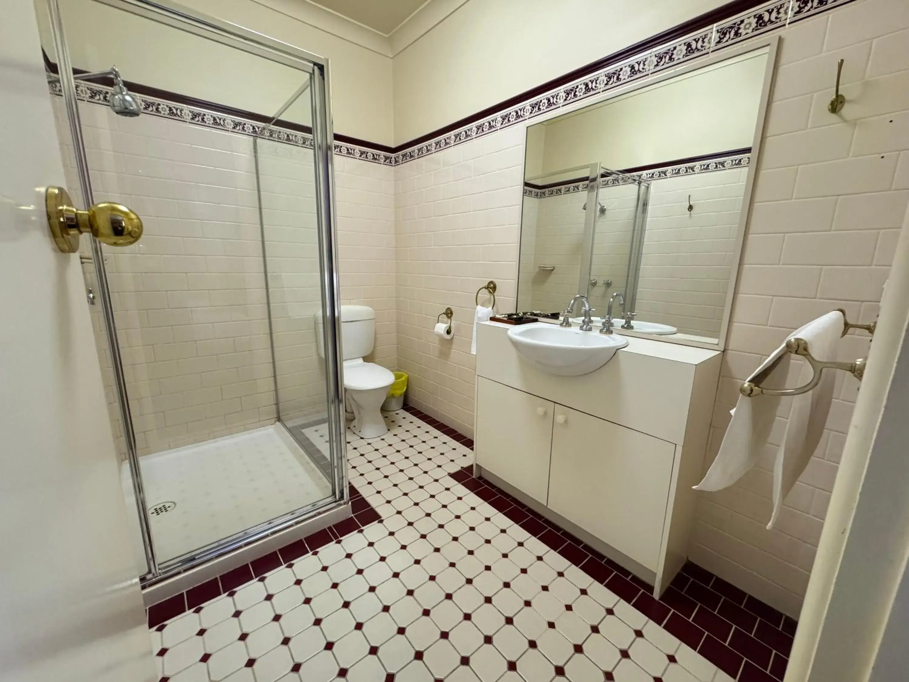 Twin Room with Extra Bed in Toorak Manor Hotel Free Parking Twin Room with Extra Bed in Toorak Manor Hotel Free Parking