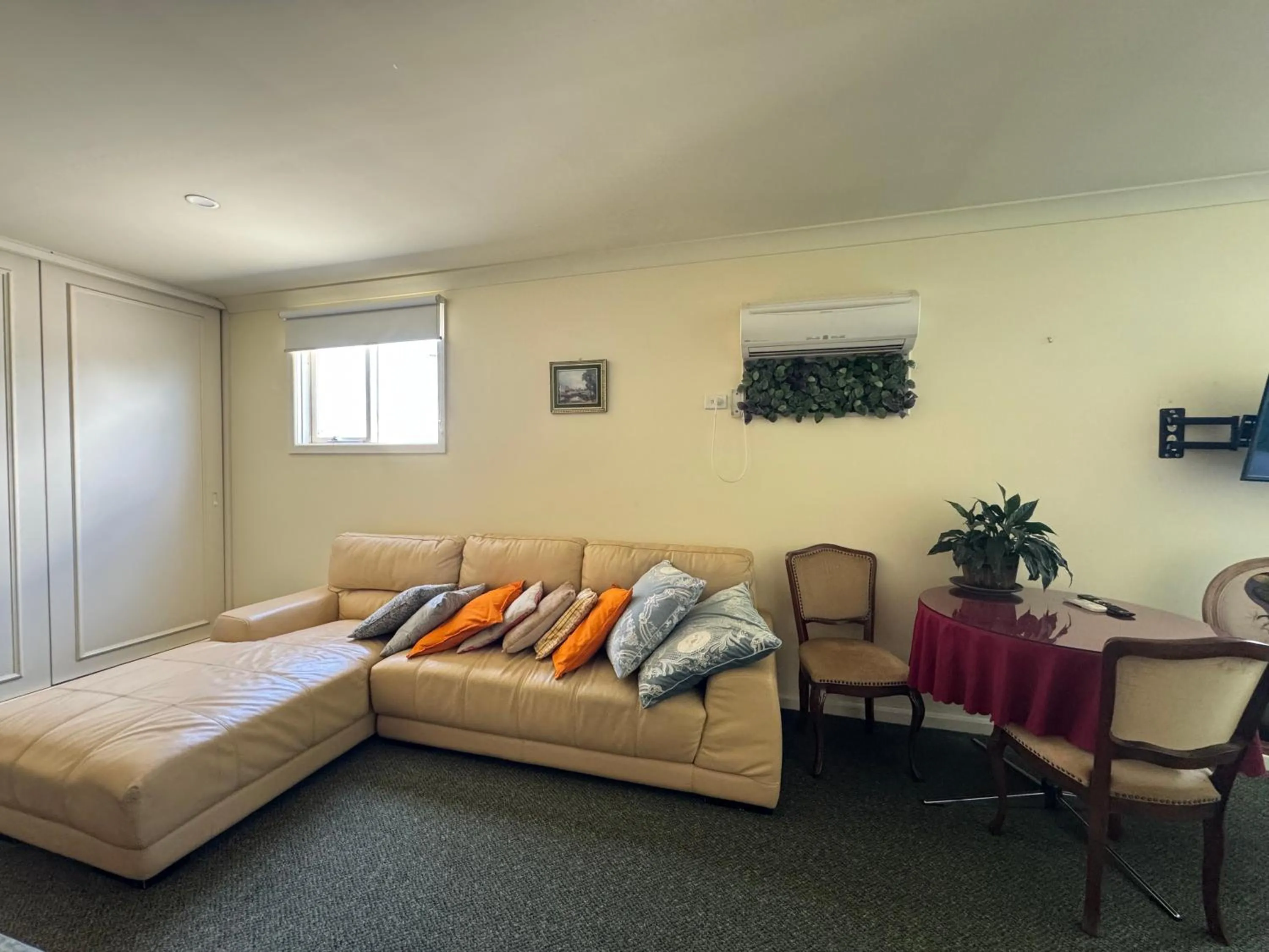 Bed in Toorak Manor Hotel Free Parking