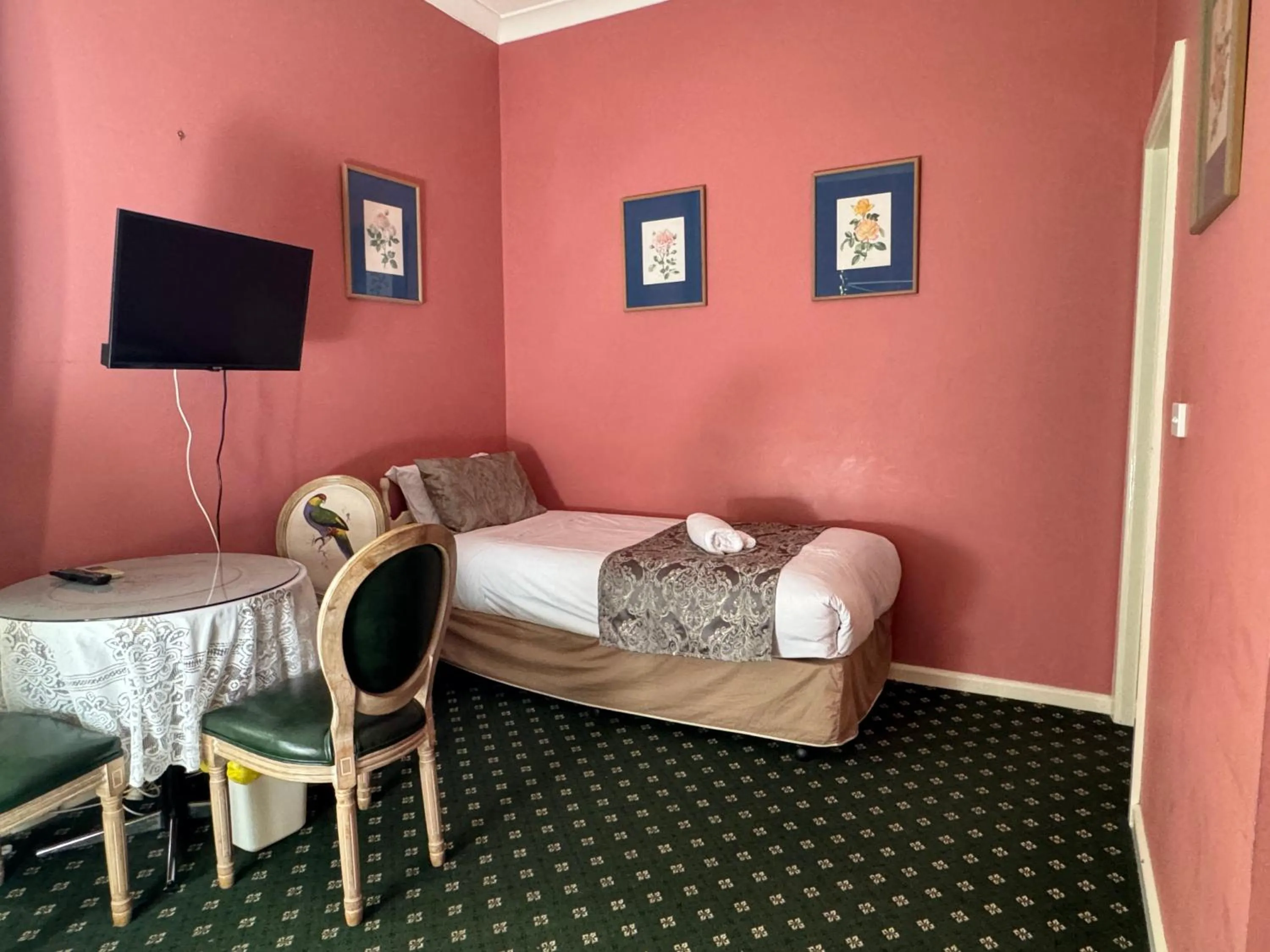 Bed in Toorak Manor Hotel Free Parking