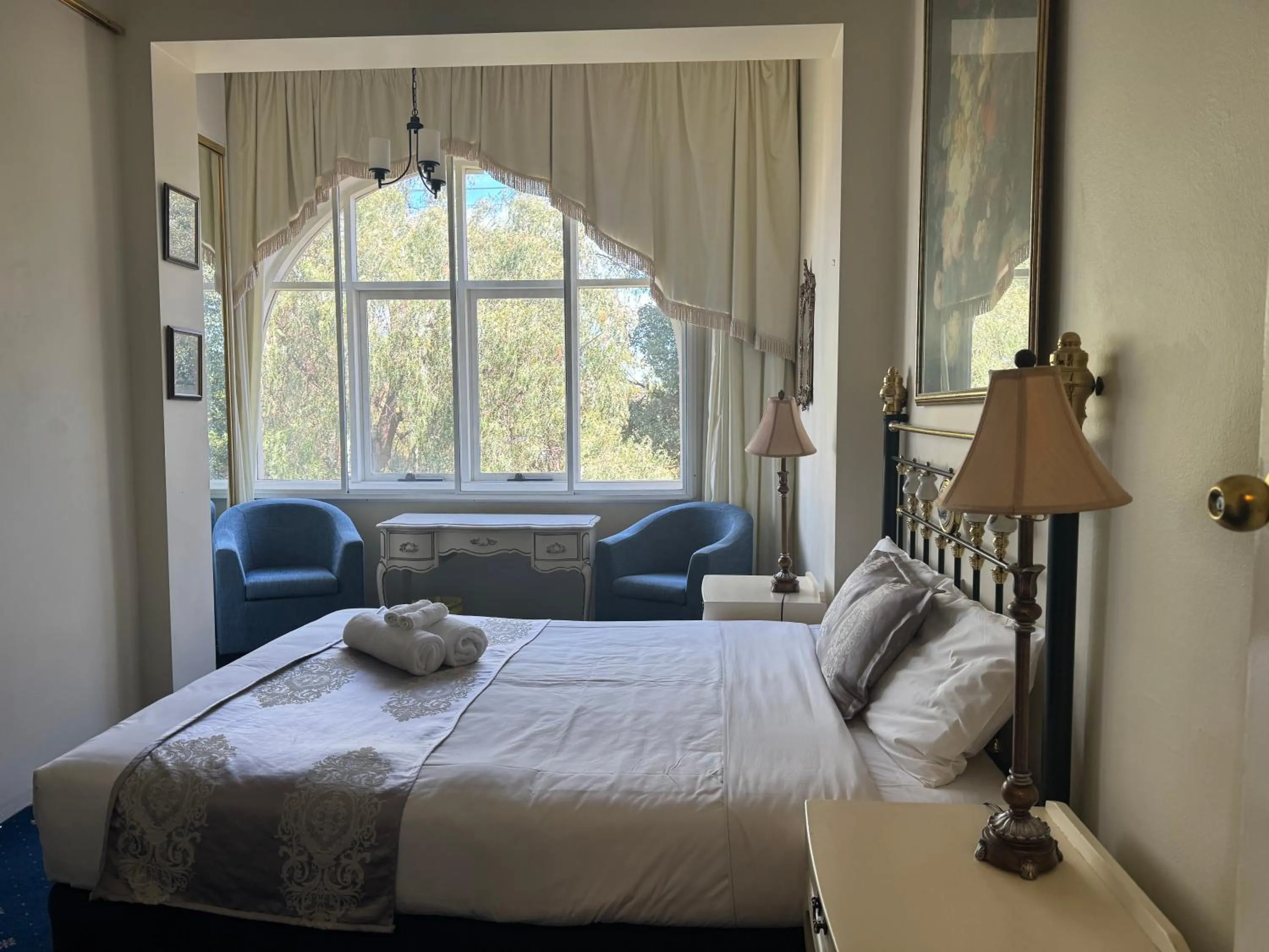 Bed in Toorak Manor Hotel Free Parking