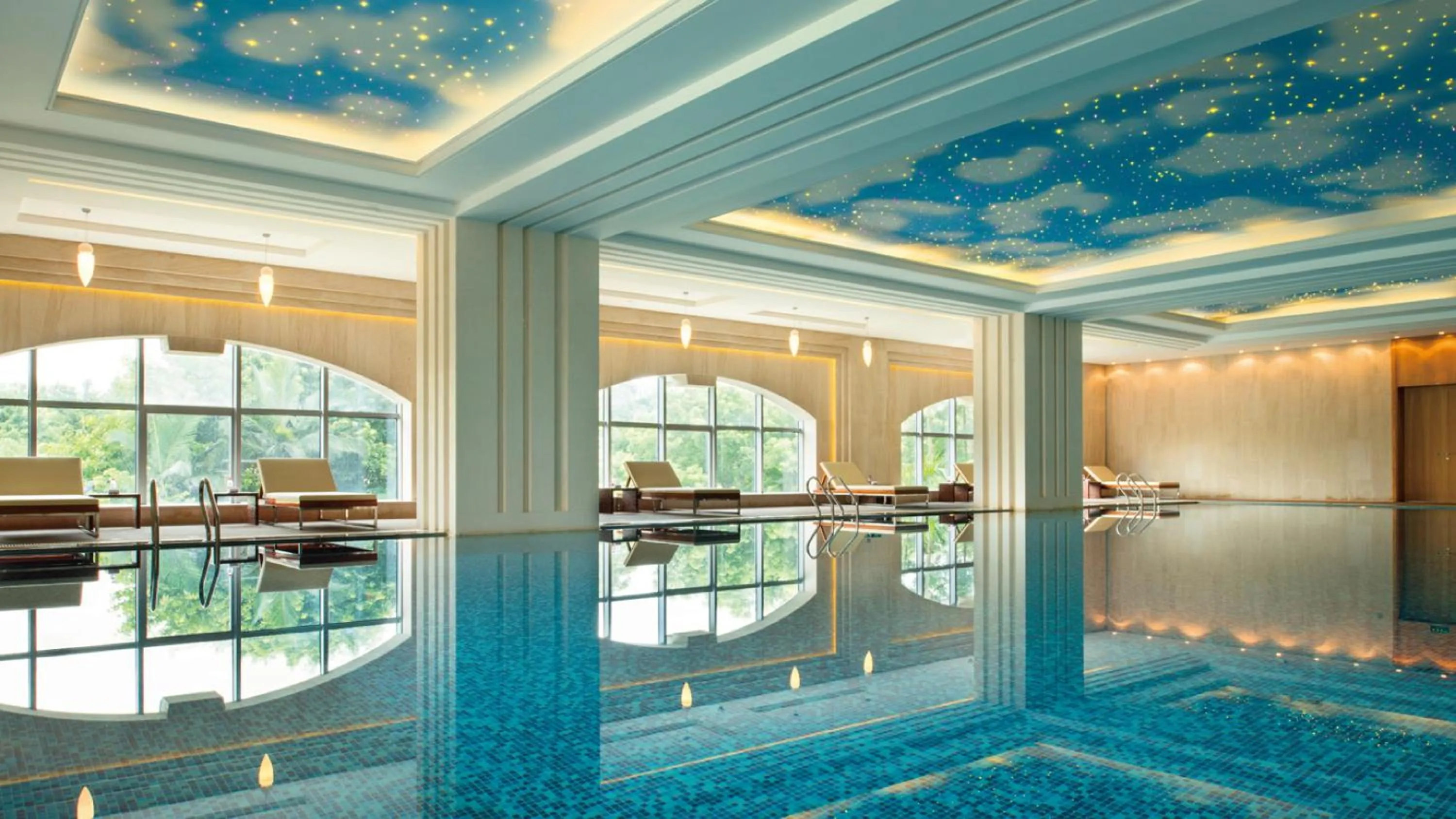 Swimming pool in Soluxe Hotel Guangzhou