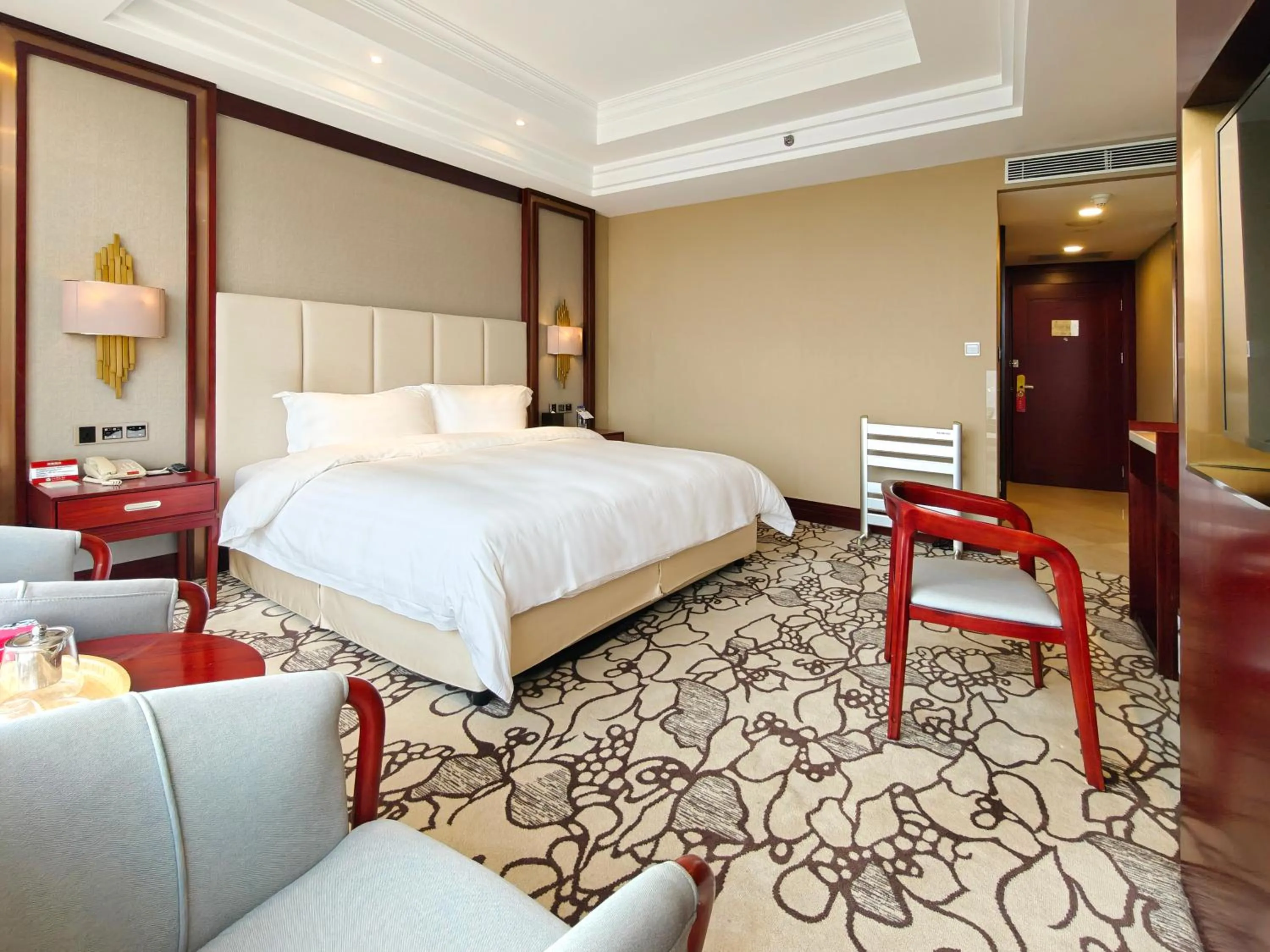 Photo of the whole room, Bed in Soluxe Hotel Guangzhou