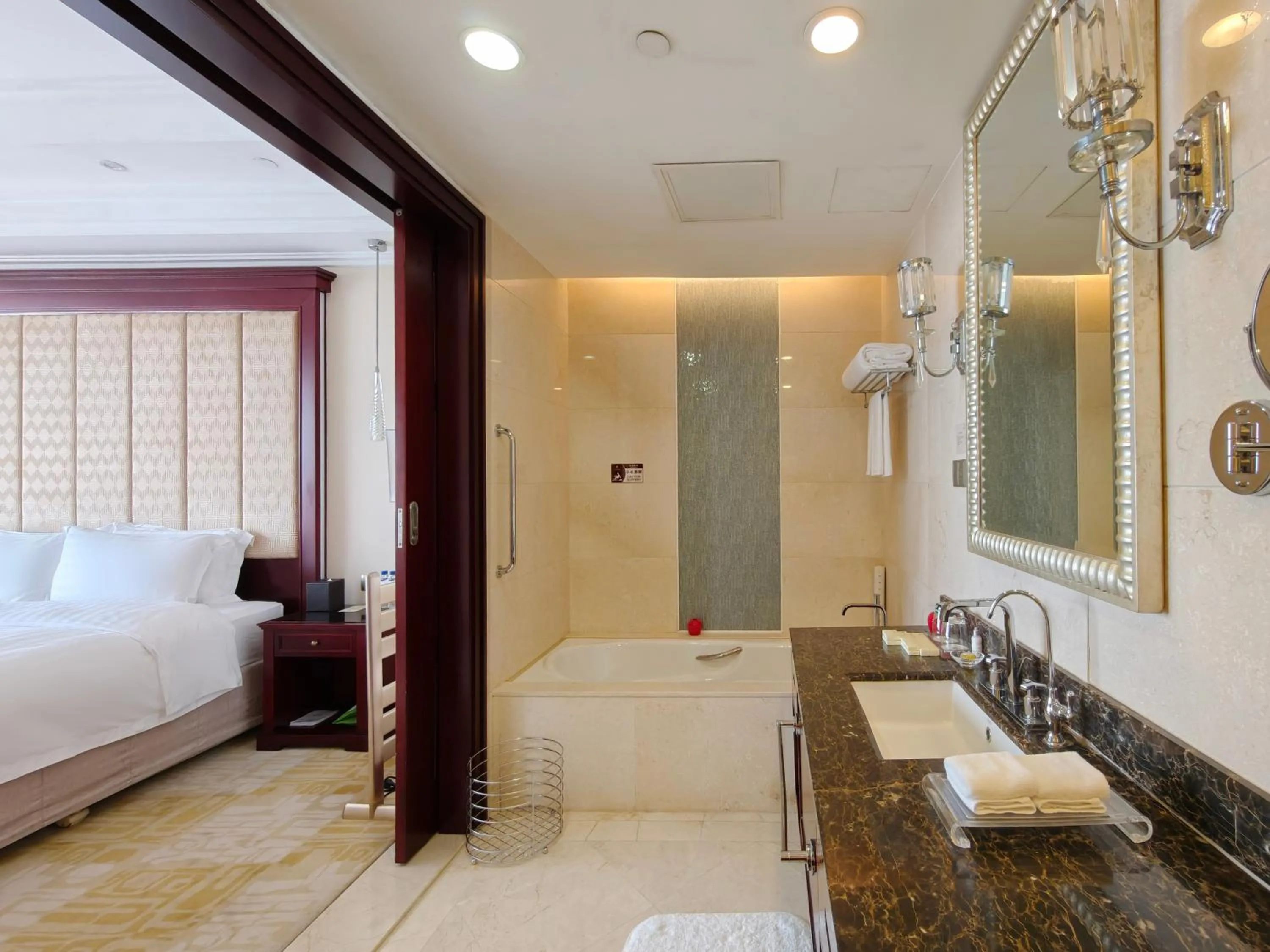 Bed in Soluxe Hotel Guangzhou