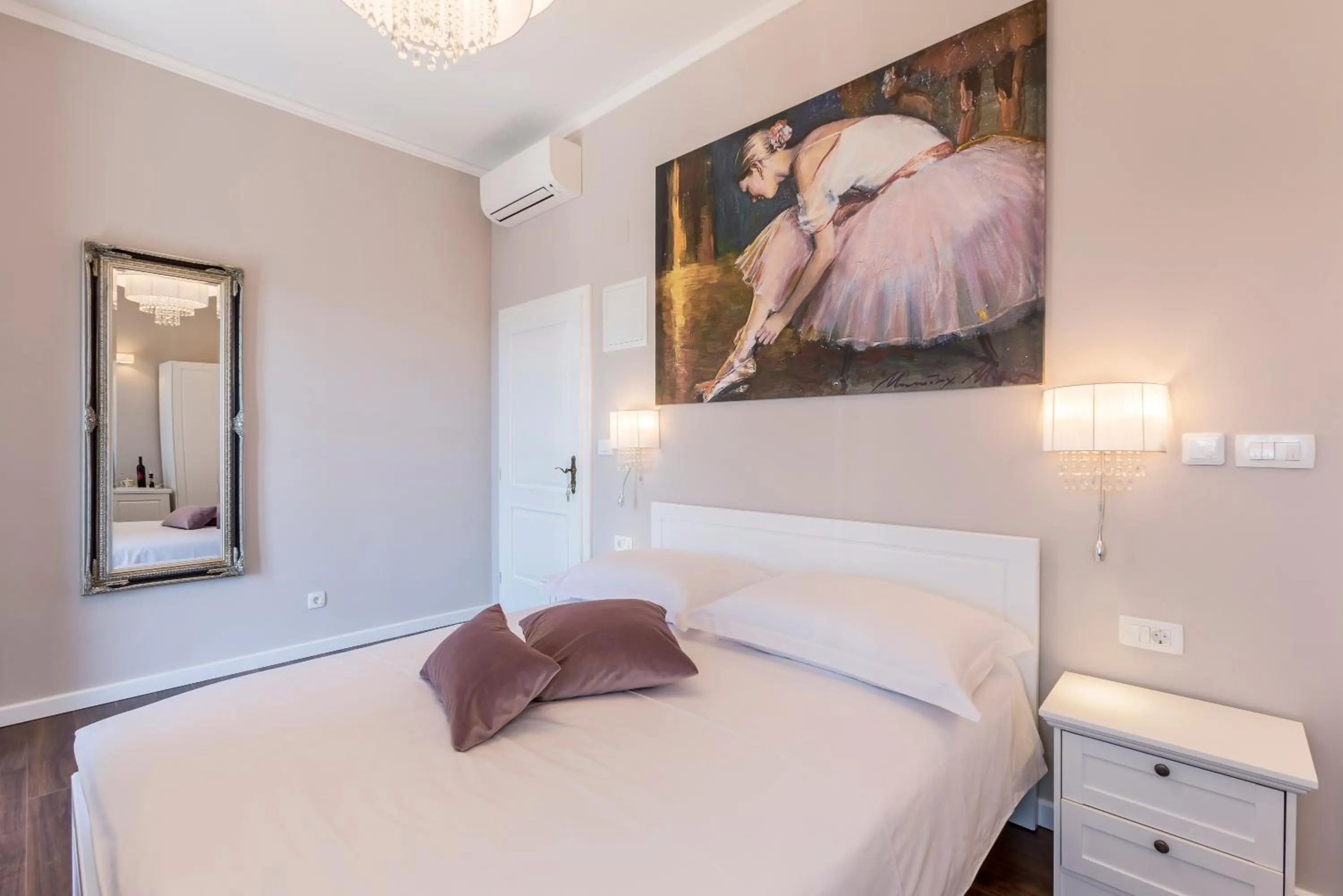 Bedroom, Bed in Theatre of Dreams Rooms