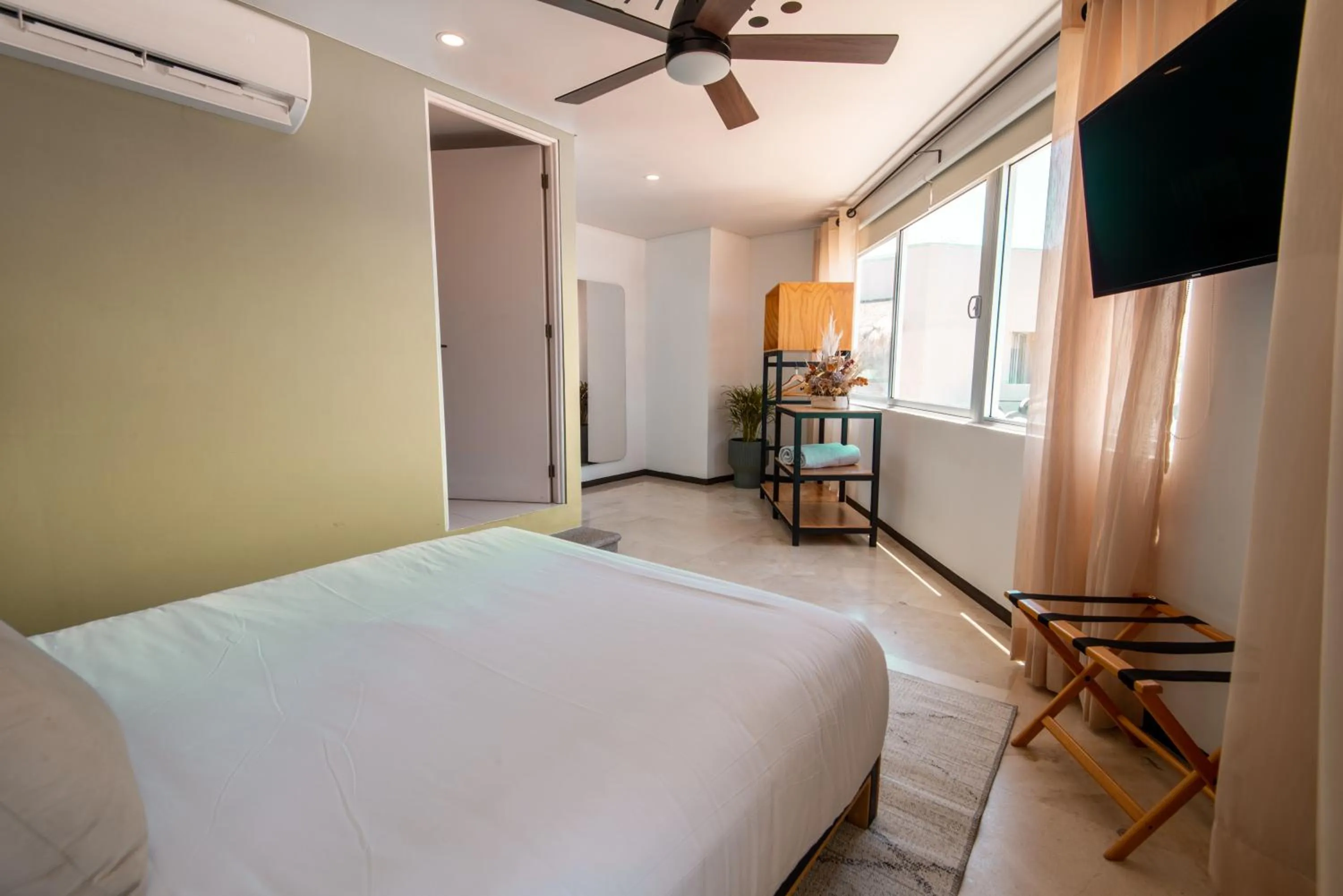 Photo of the whole room, Bed in Mayan Monkey Los Cabos - Social Hotel