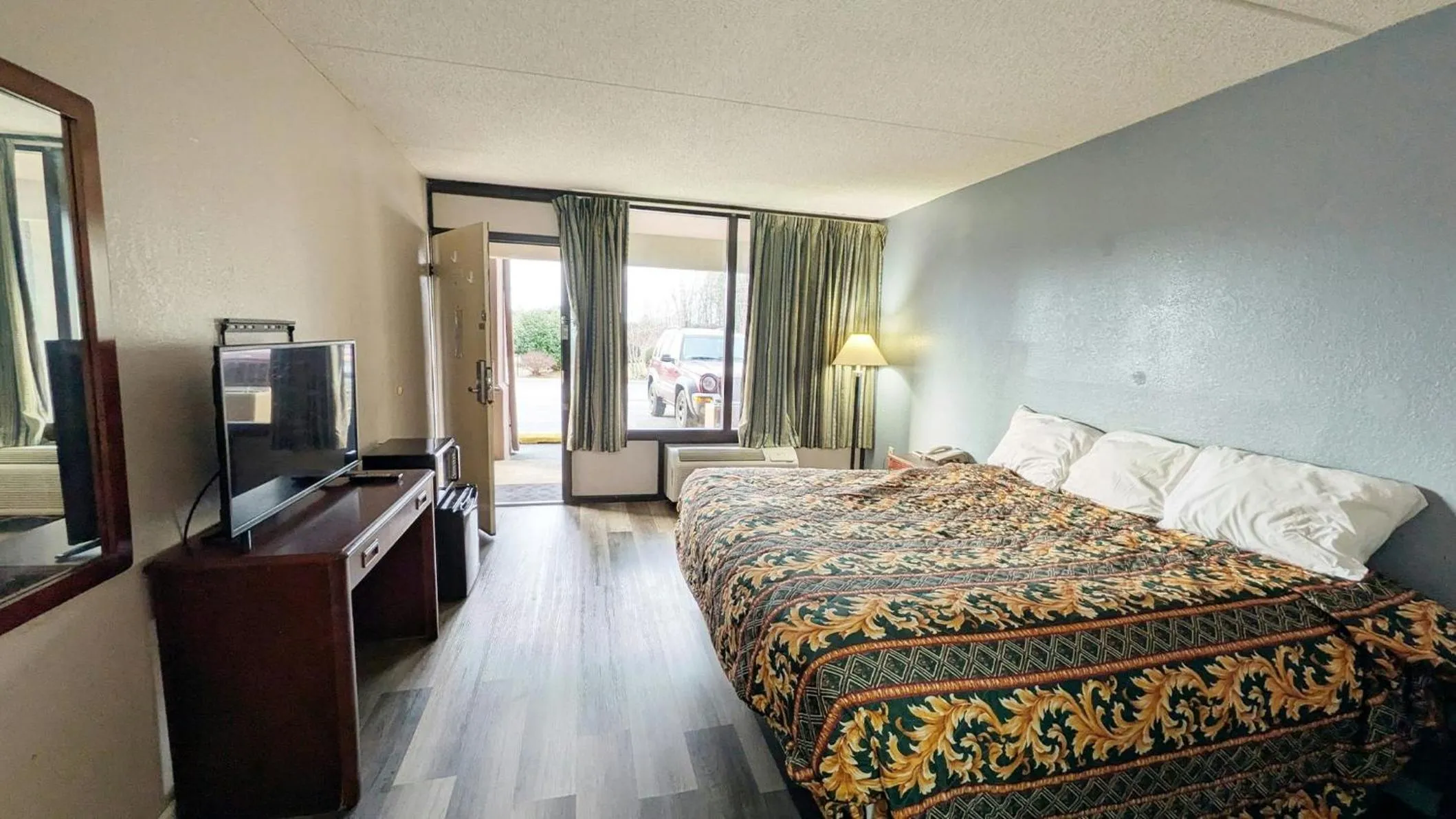 Photo of the whole room, Bed in Inn of Loudon