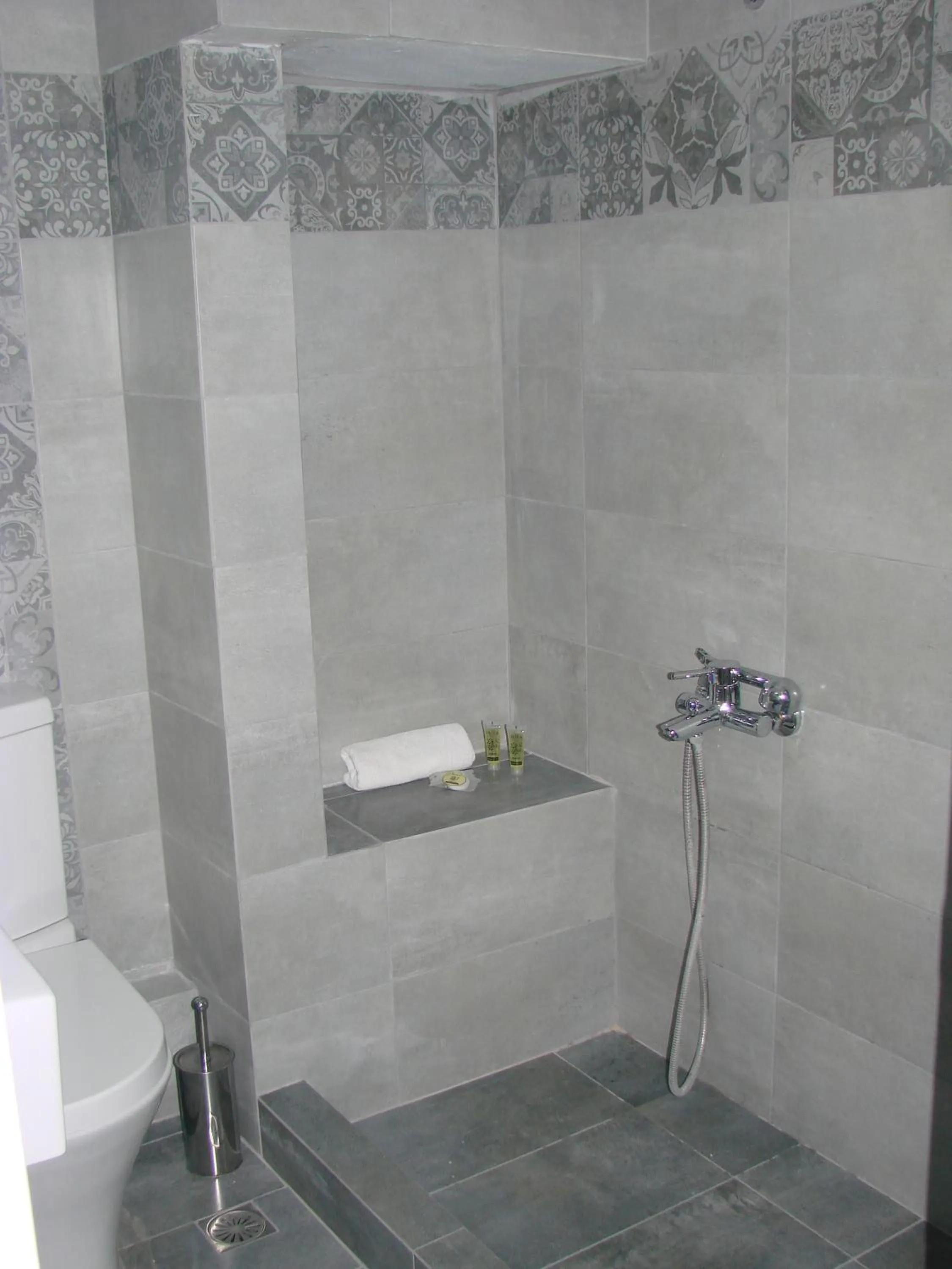 Shower in Nikolas Hotel