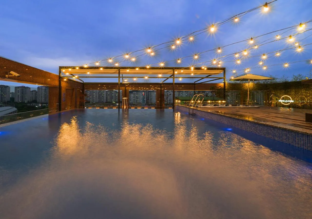 Swimming pool in Park Marine Hotel