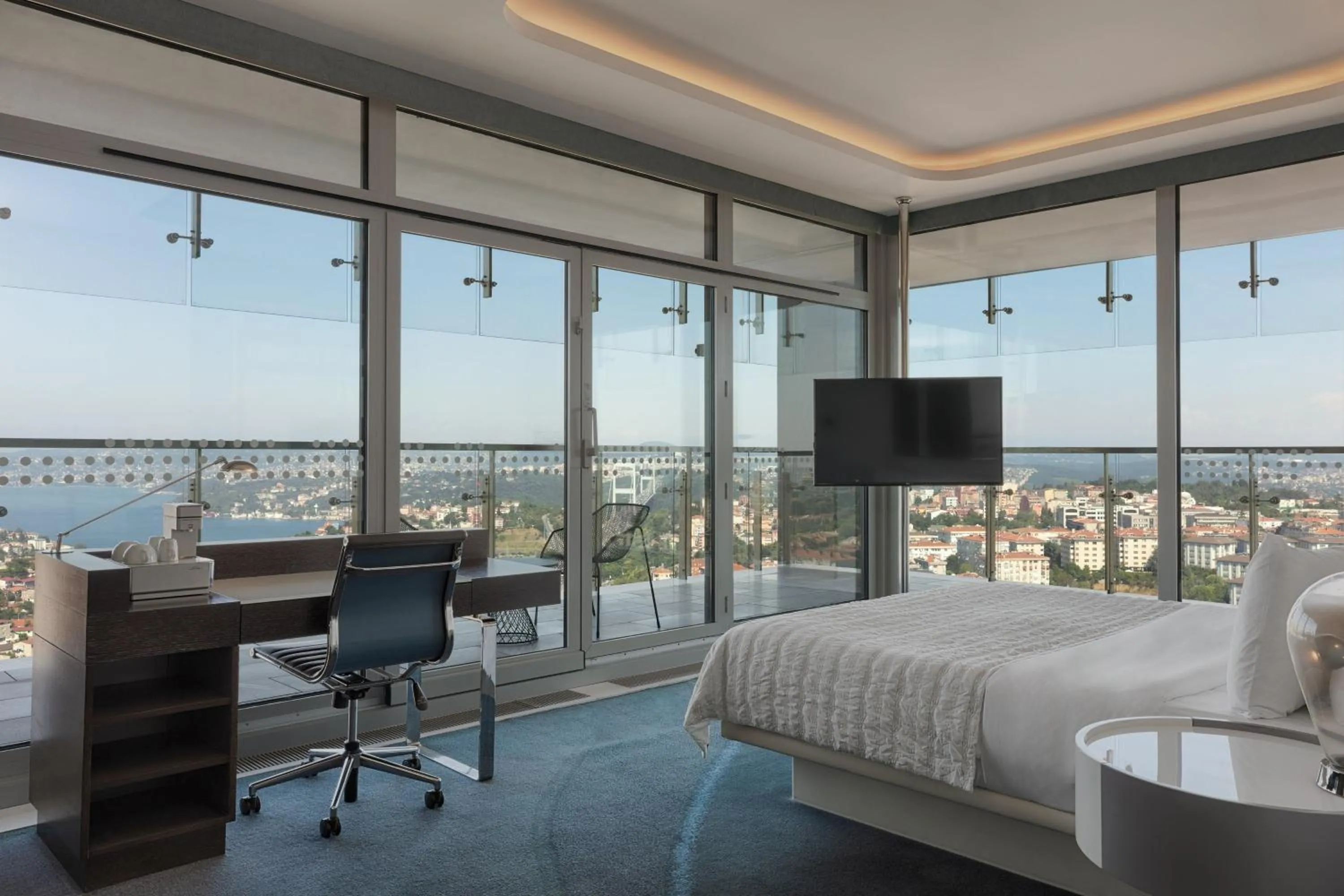 Photo of the whole room, Bed in Le Meridien Istanbul Etiler