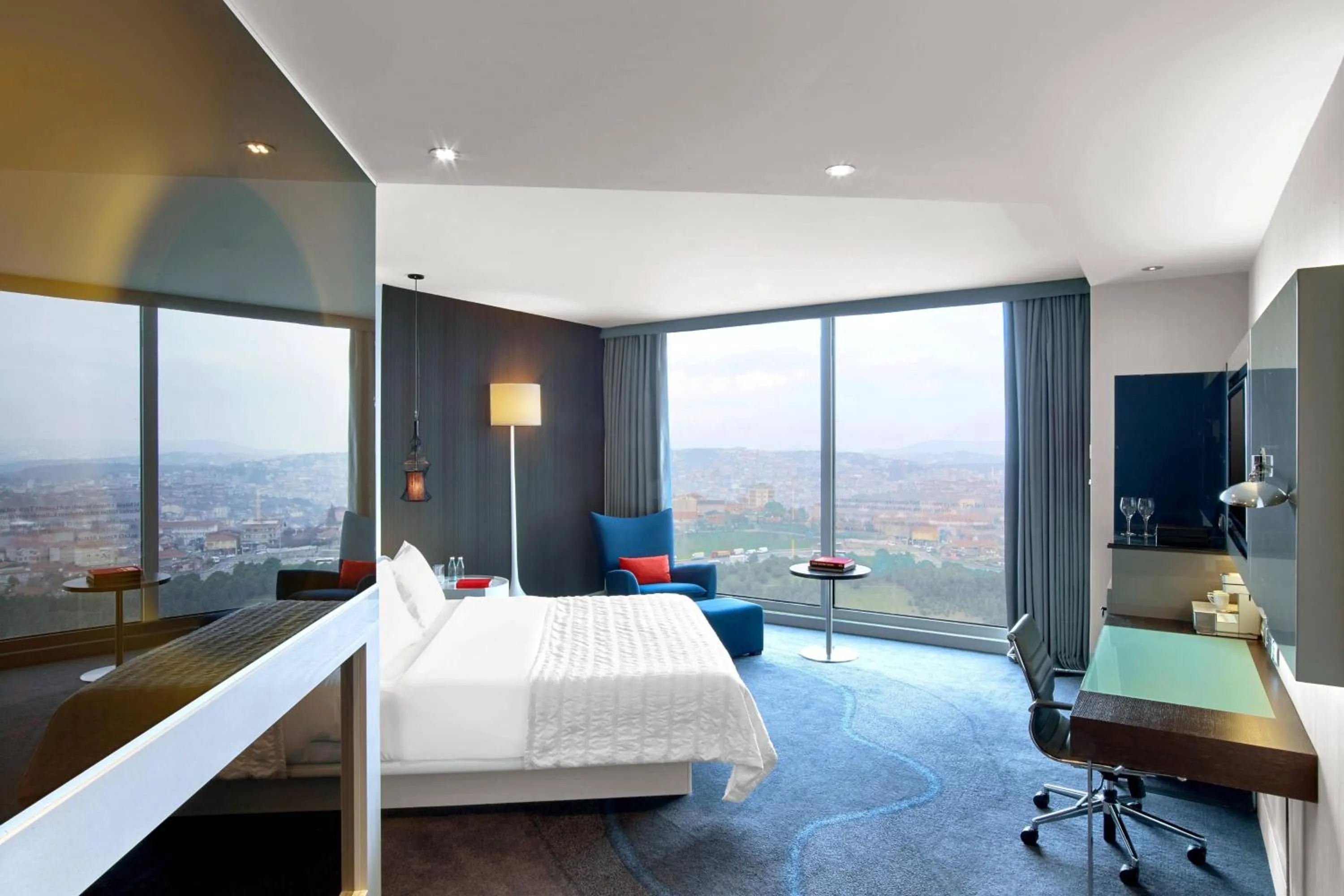 Photo of the whole room, Bed in Le Meridien Istanbul Etiler