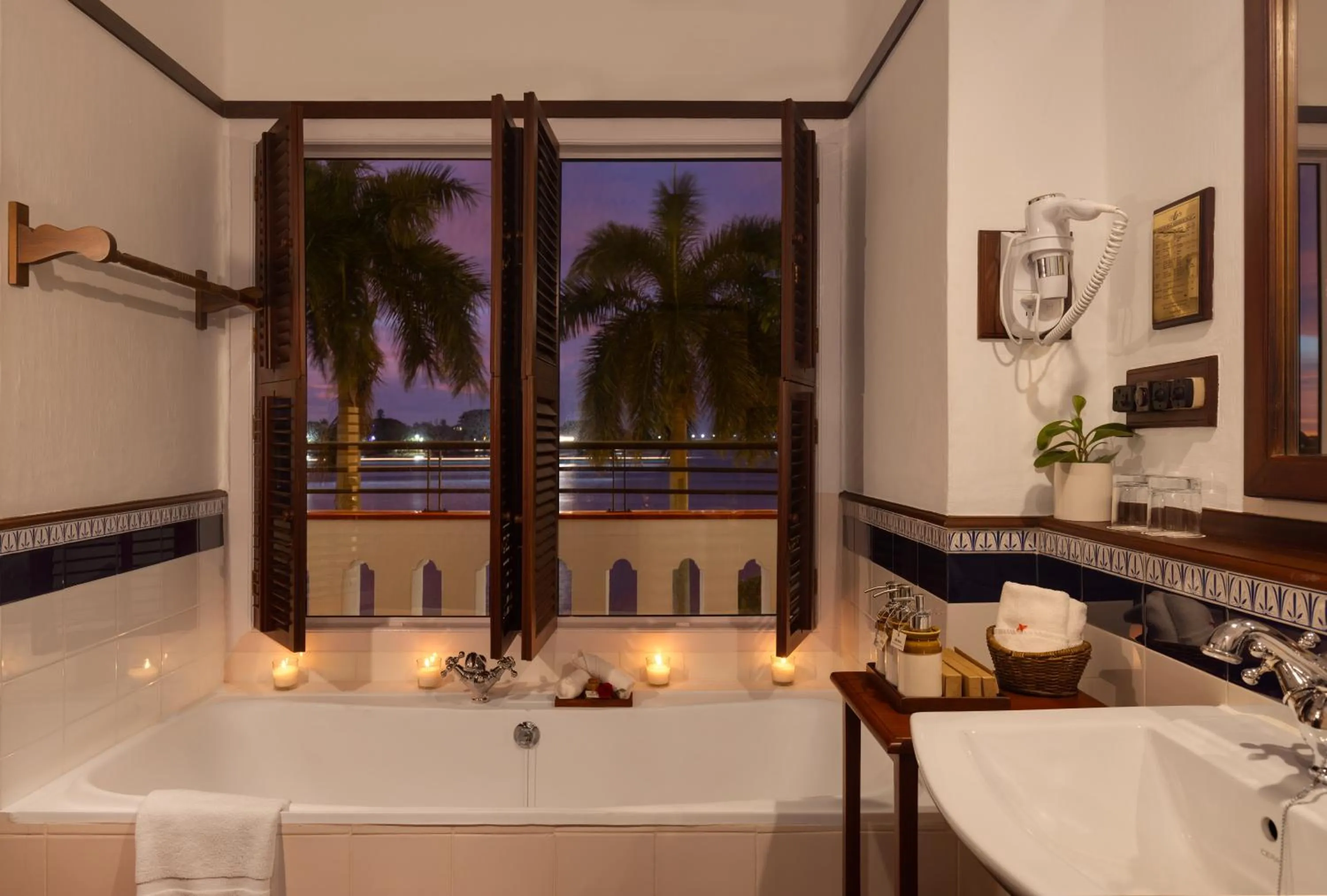 Bathroom in Brunton Boatyard - A CGH Earth Experience