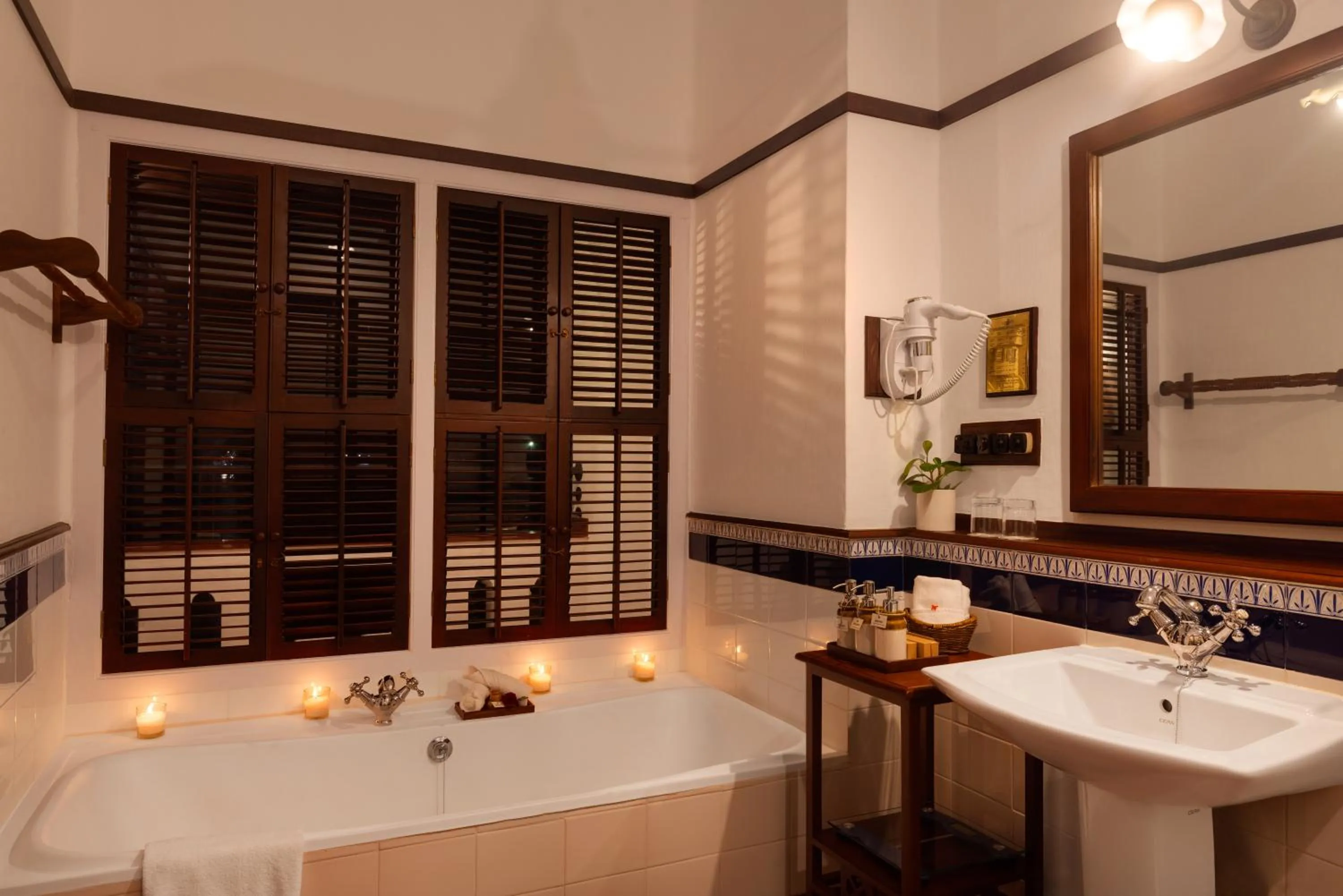 Bathroom in Brunton Boatyard - A CGH Earth Experience