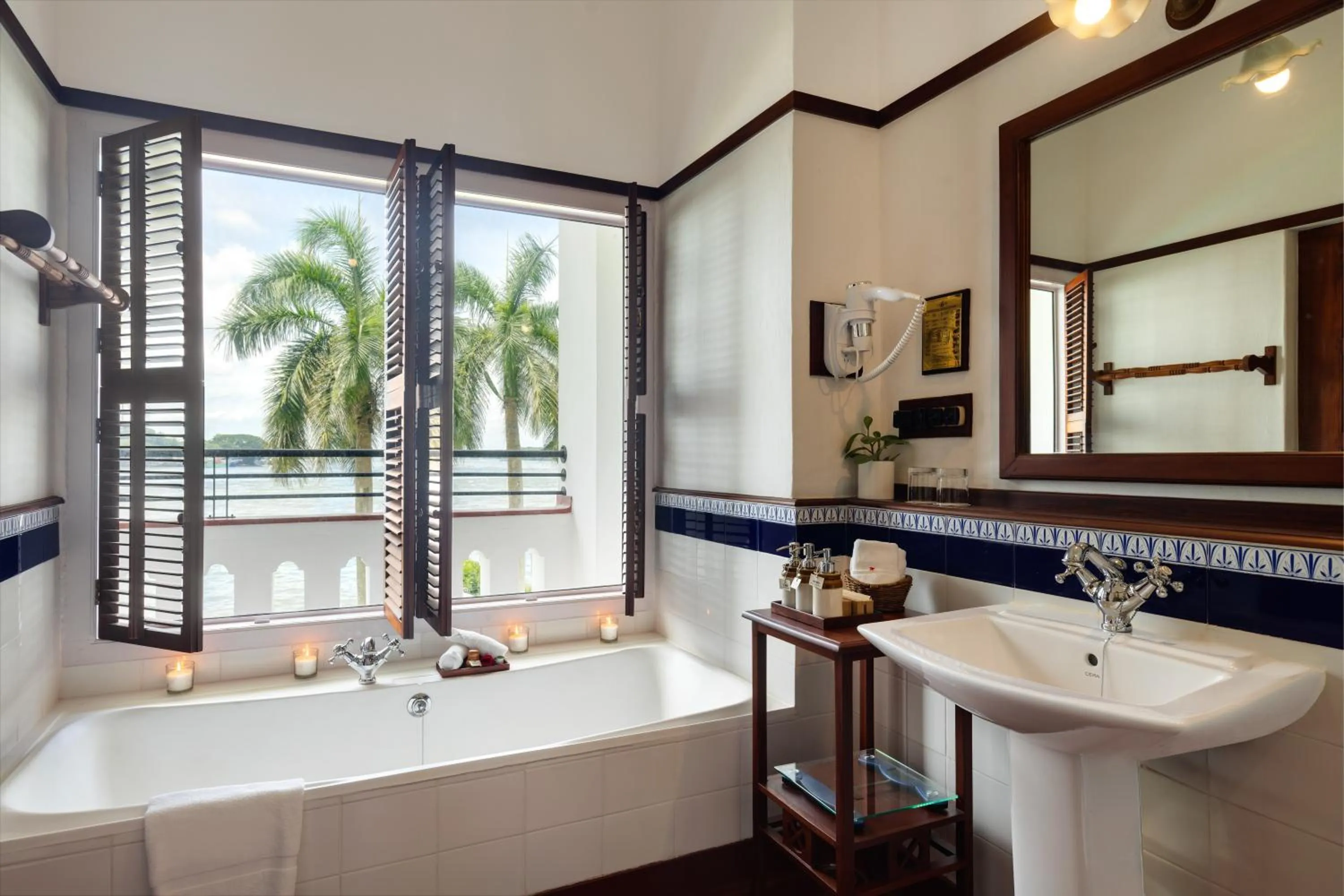 Bathroom in Brunton Boatyard - A CGH Earth Experience