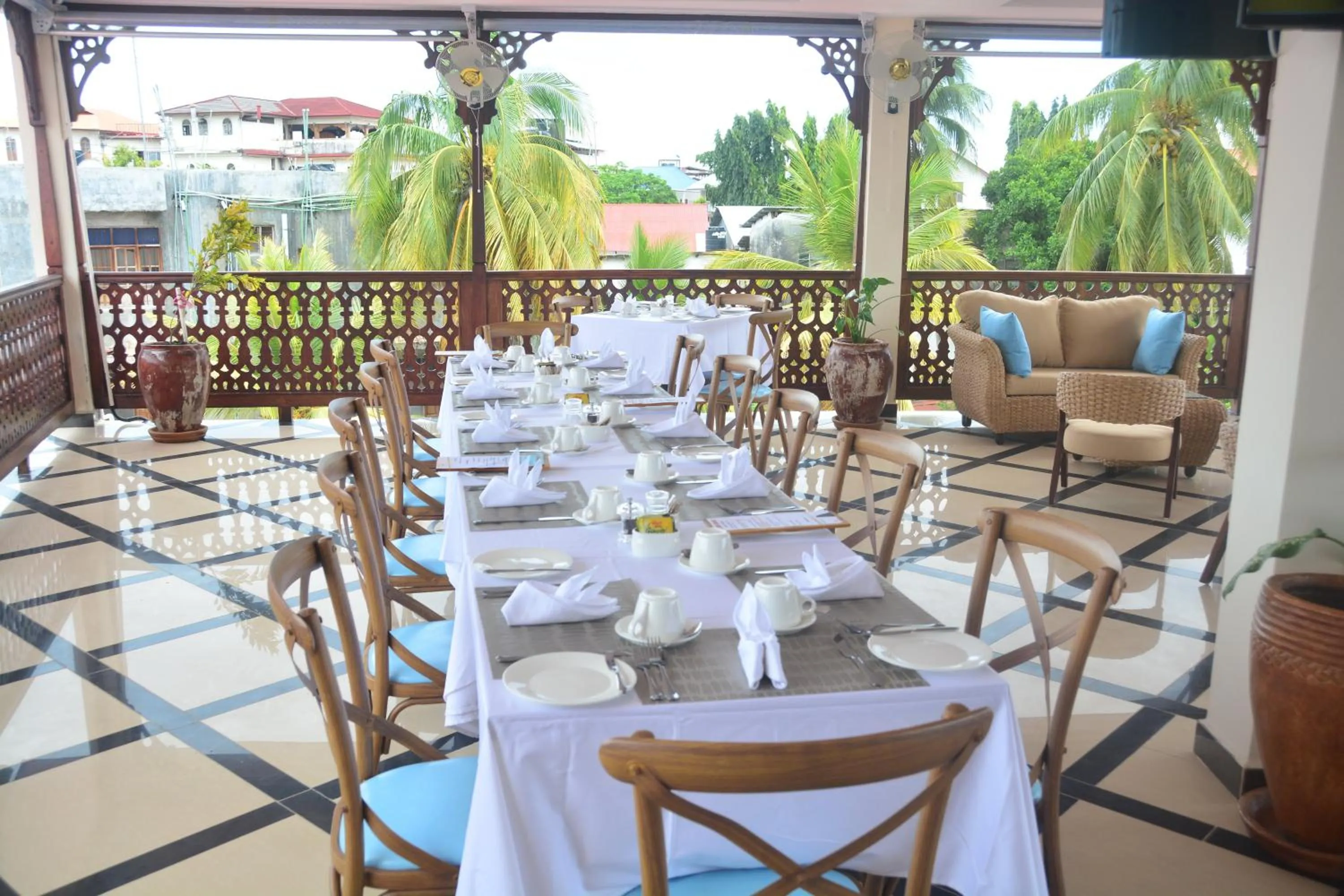 Restaurant/places to eat in Spice Palace Hotel