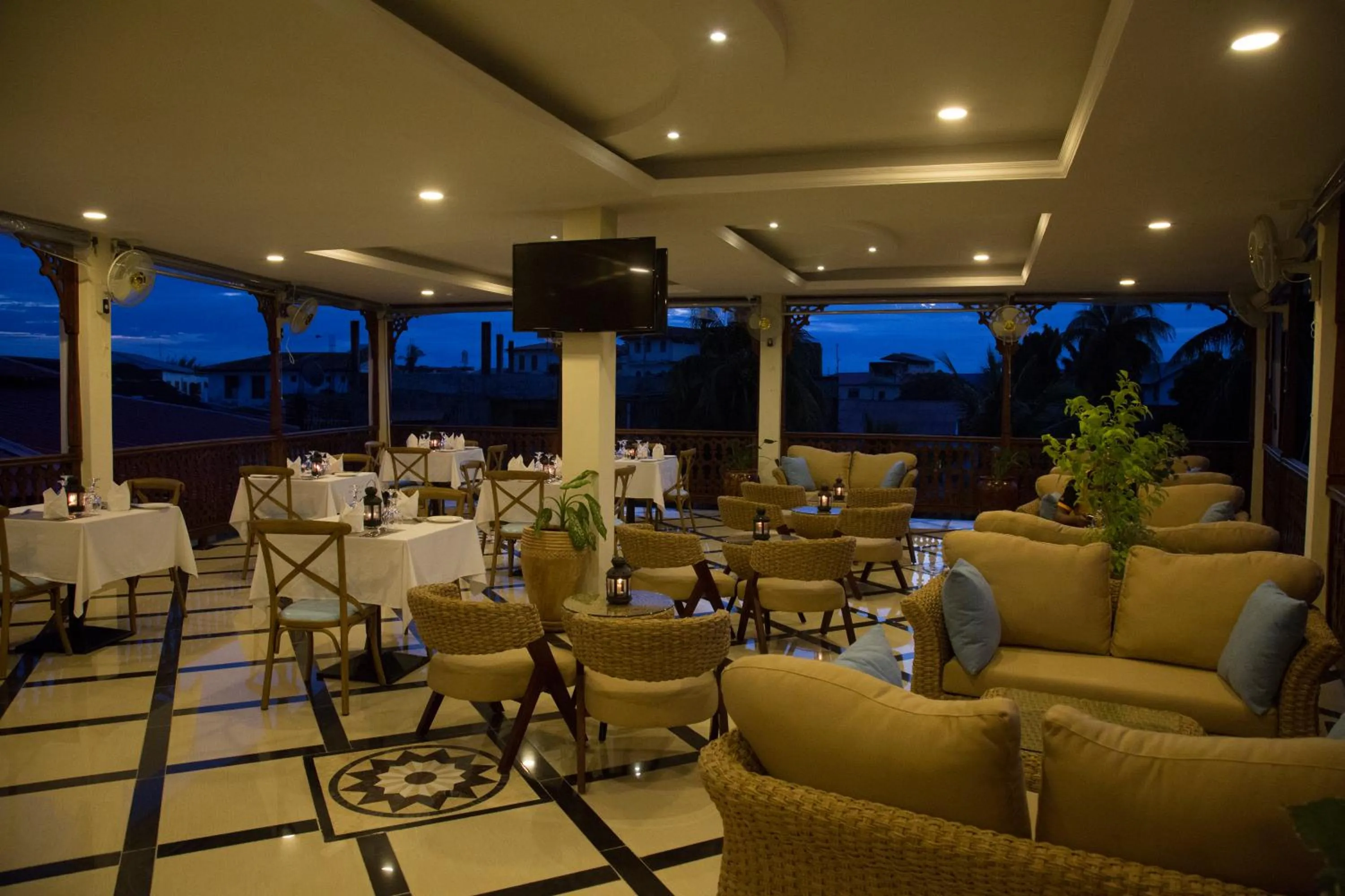 Restaurant/places to eat in Spice Palace Hotel