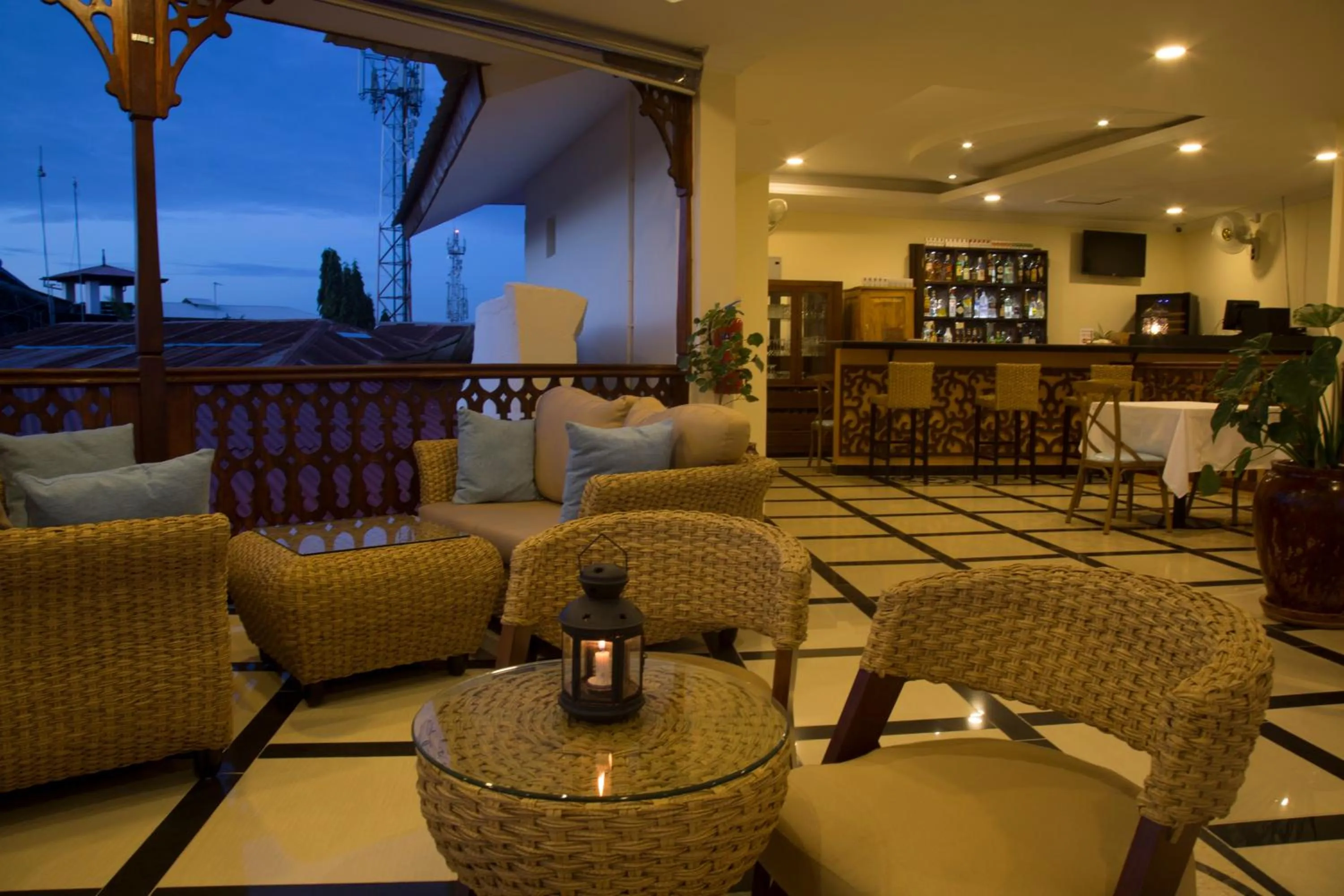 Restaurant/places to eat in Spice Palace Hotel