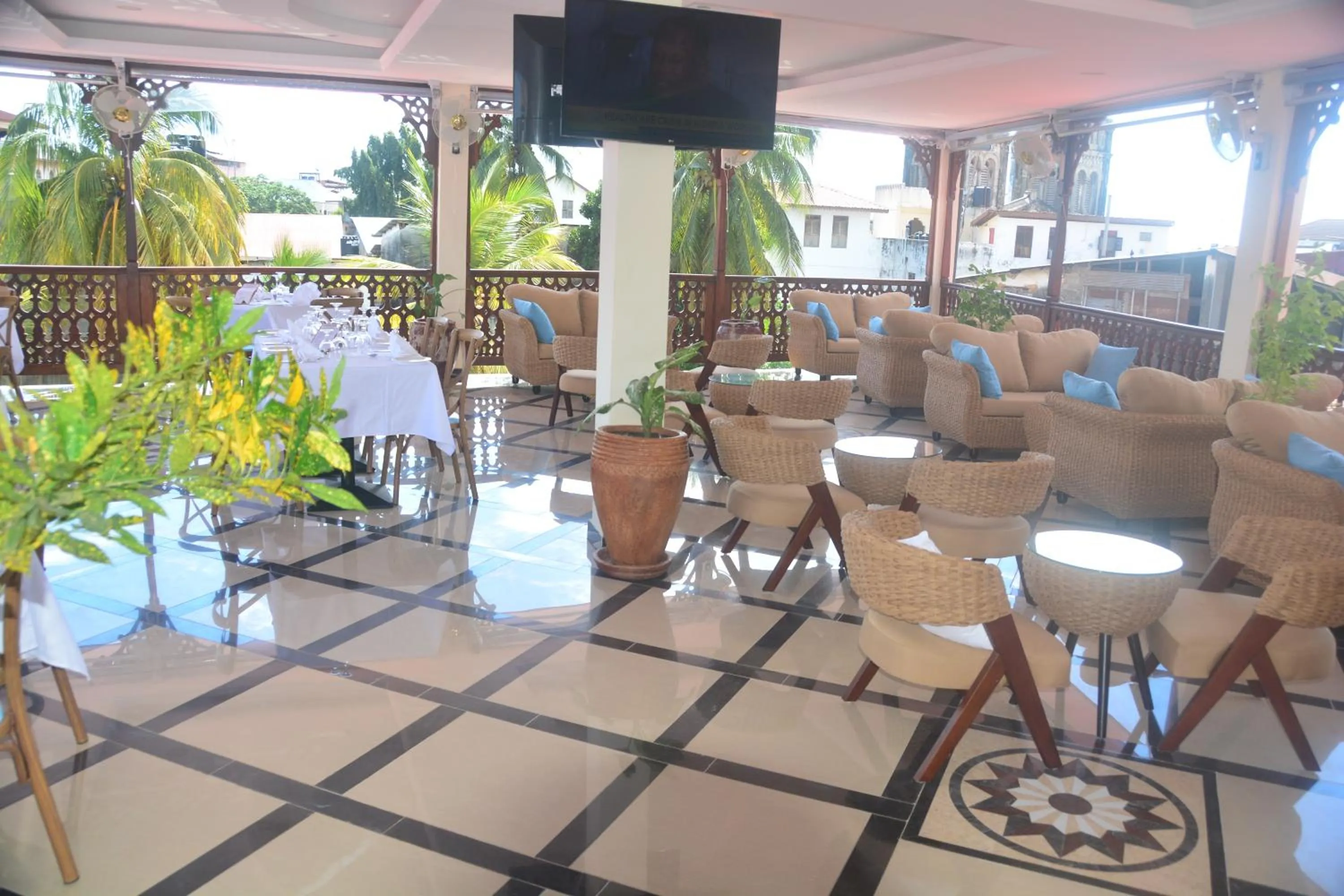 Restaurant/places to eat in Spice Palace Hotel