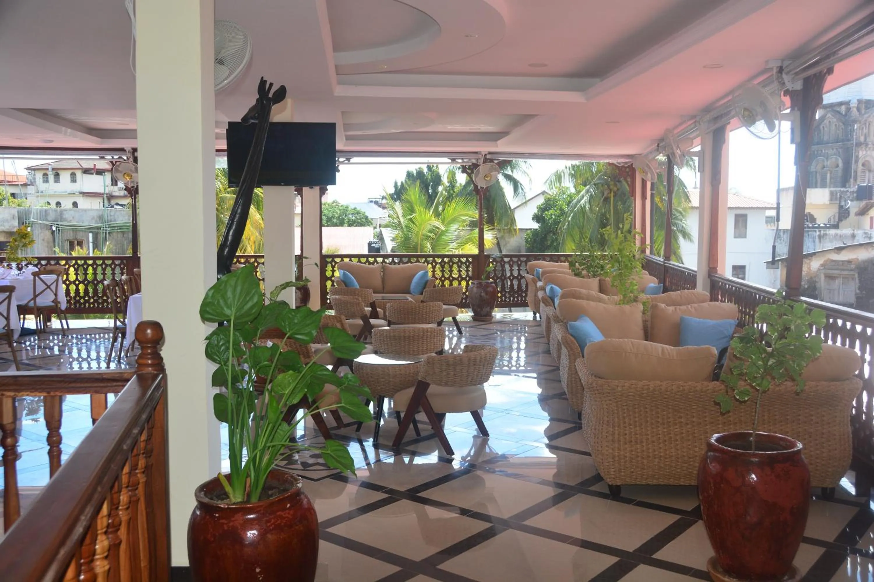 Restaurant/places to eat in Spice Palace Hotel