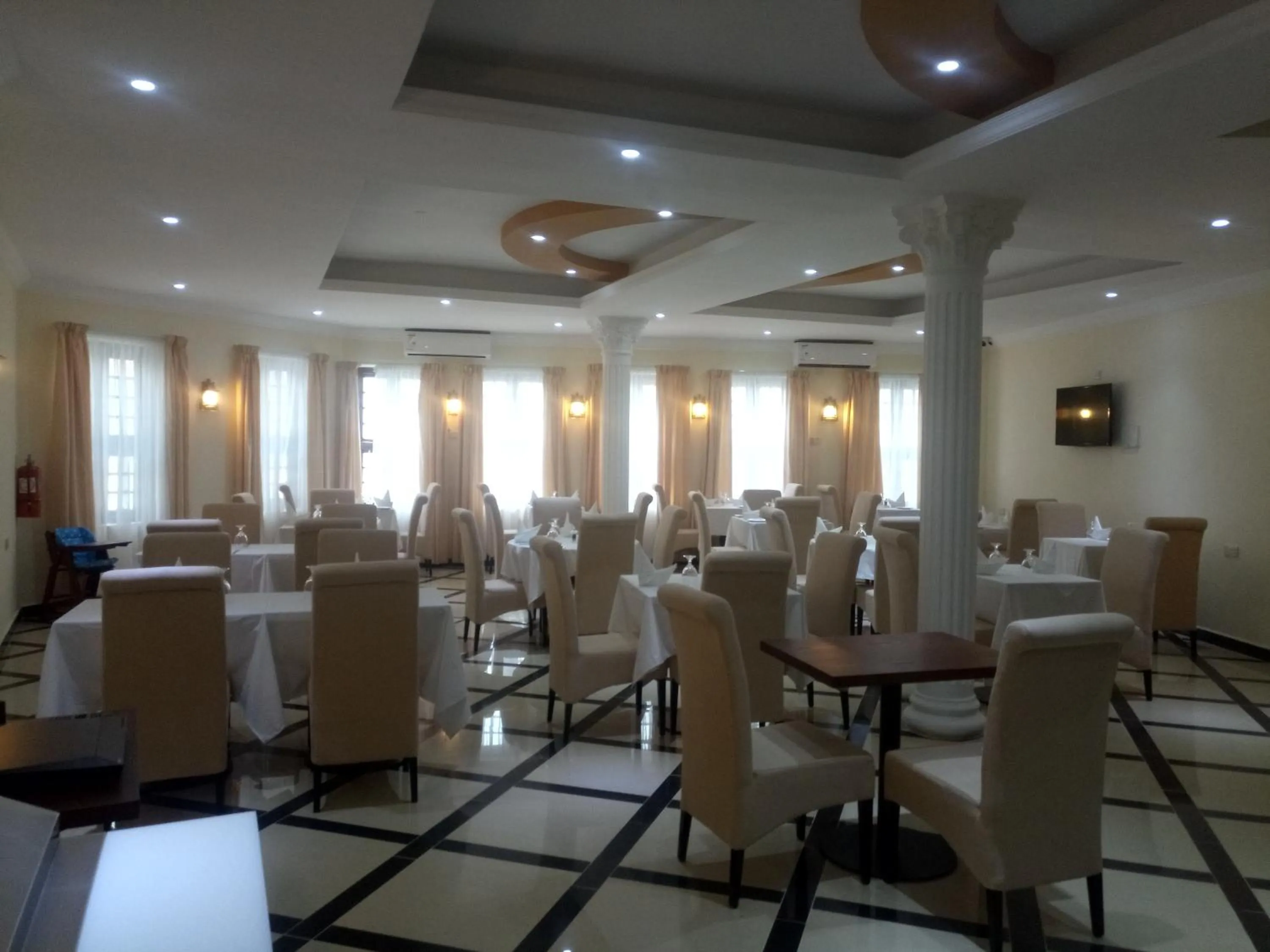 Restaurant/places to eat in Spice Palace Hotel