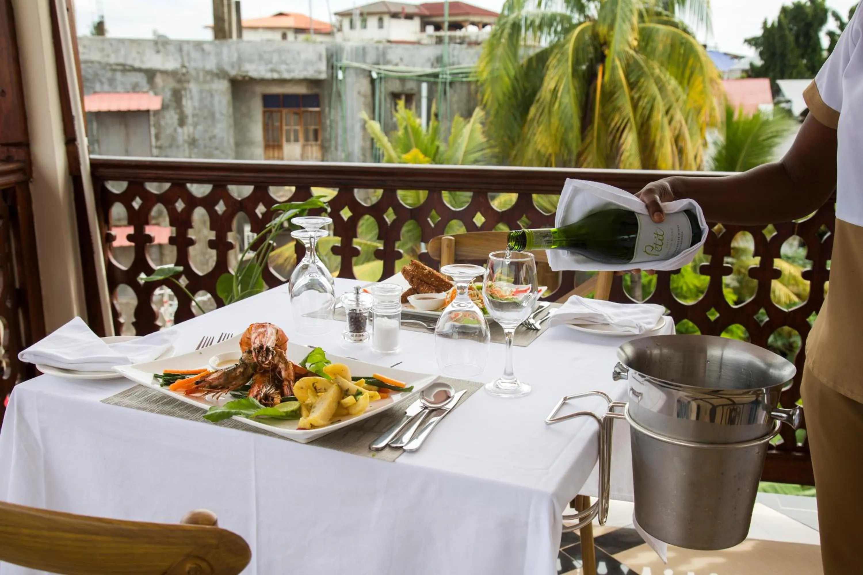 Restaurant/places to eat in Spice Palace Hotel