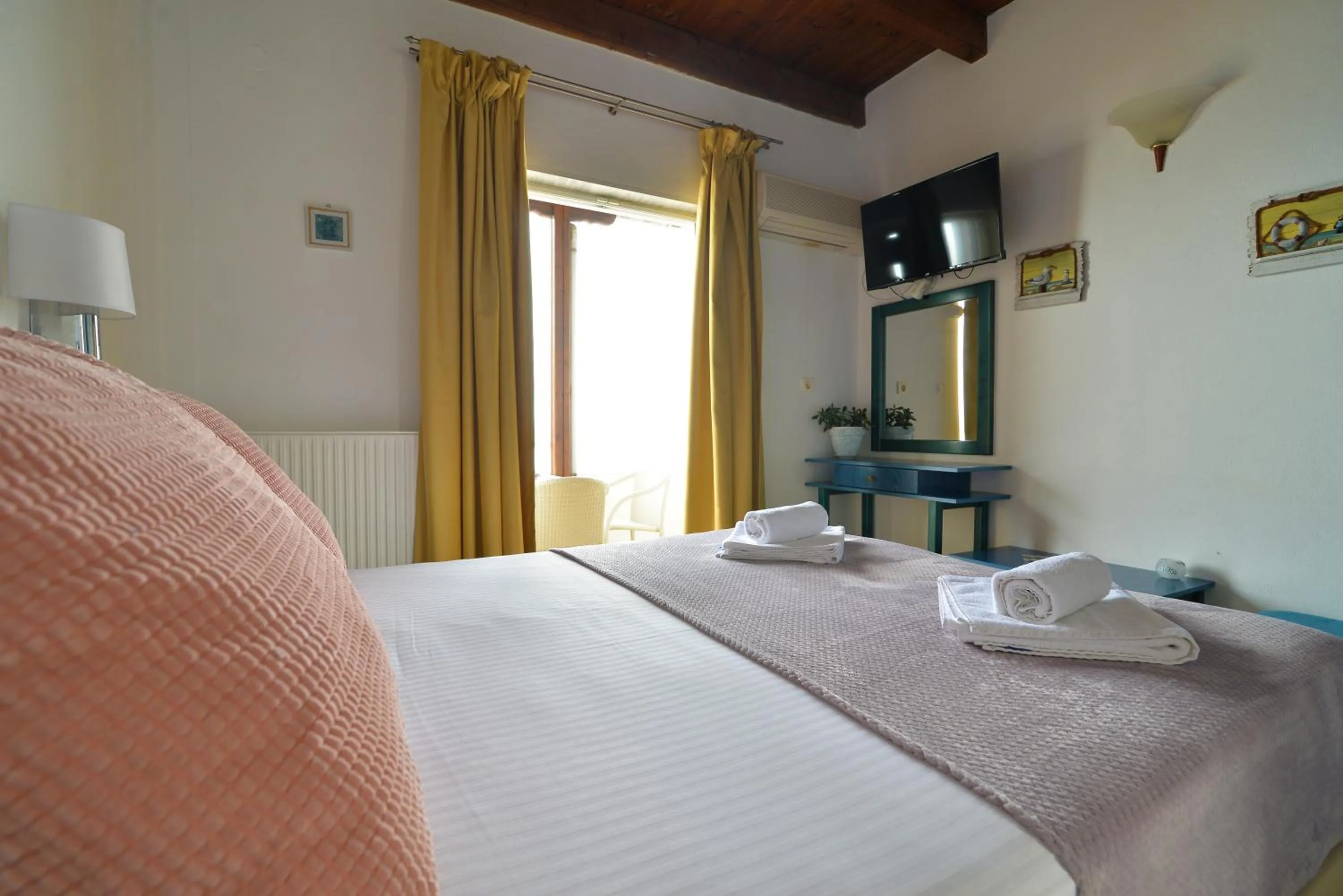 Photo of the whole room, Bed in Nefeli Apartments