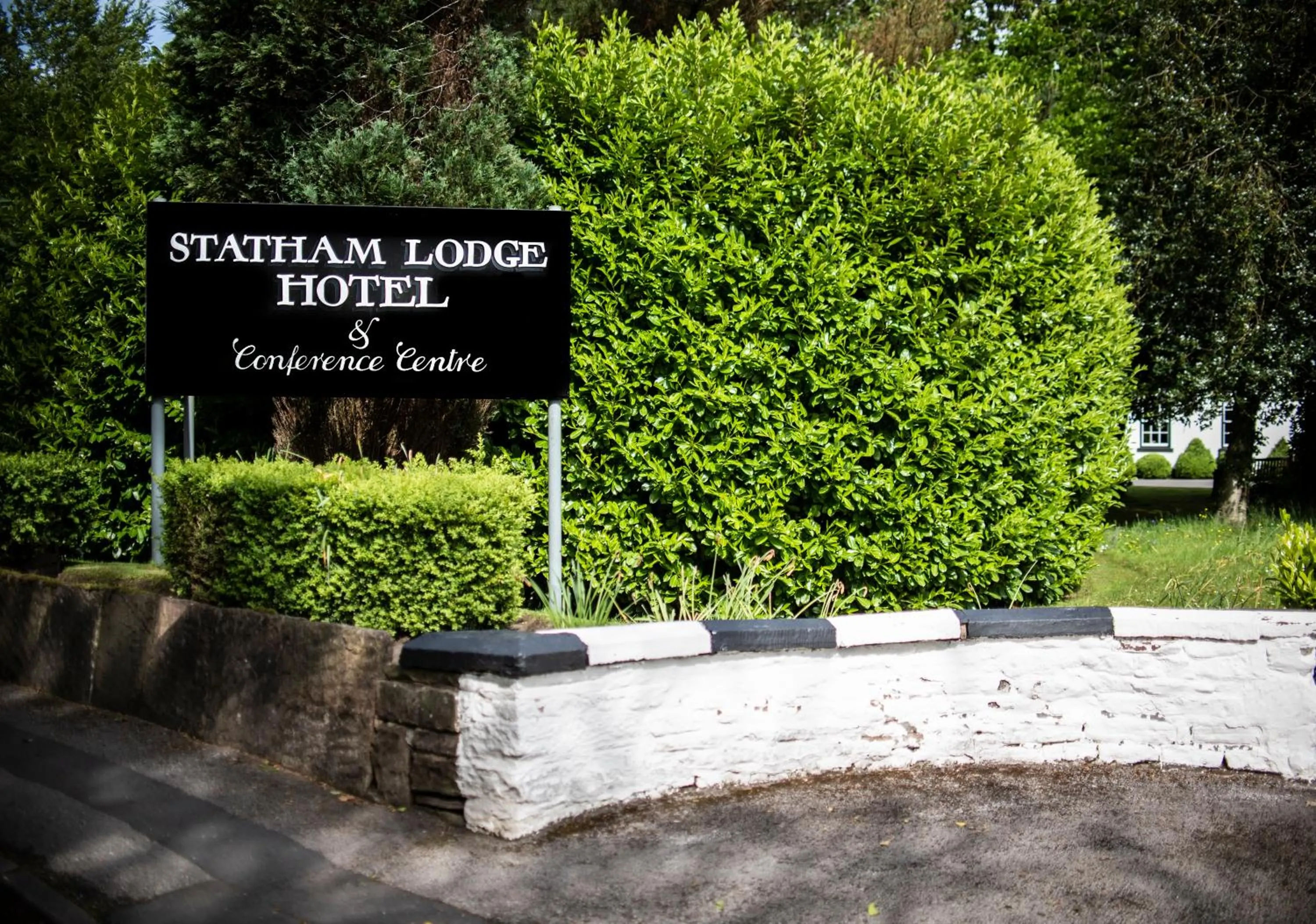 Facade/entrance in Statham Lodge Hotel