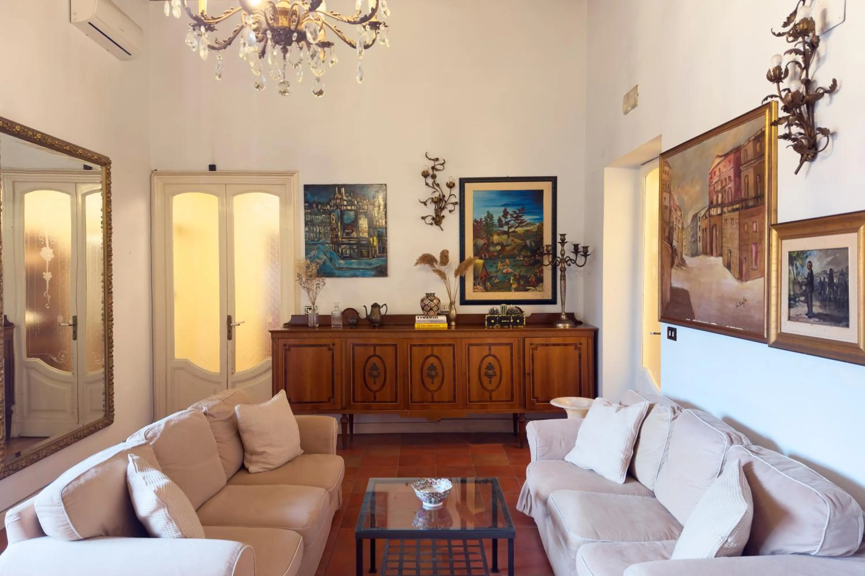 Communal lounge/ TV room in Antica Dimora Caruso