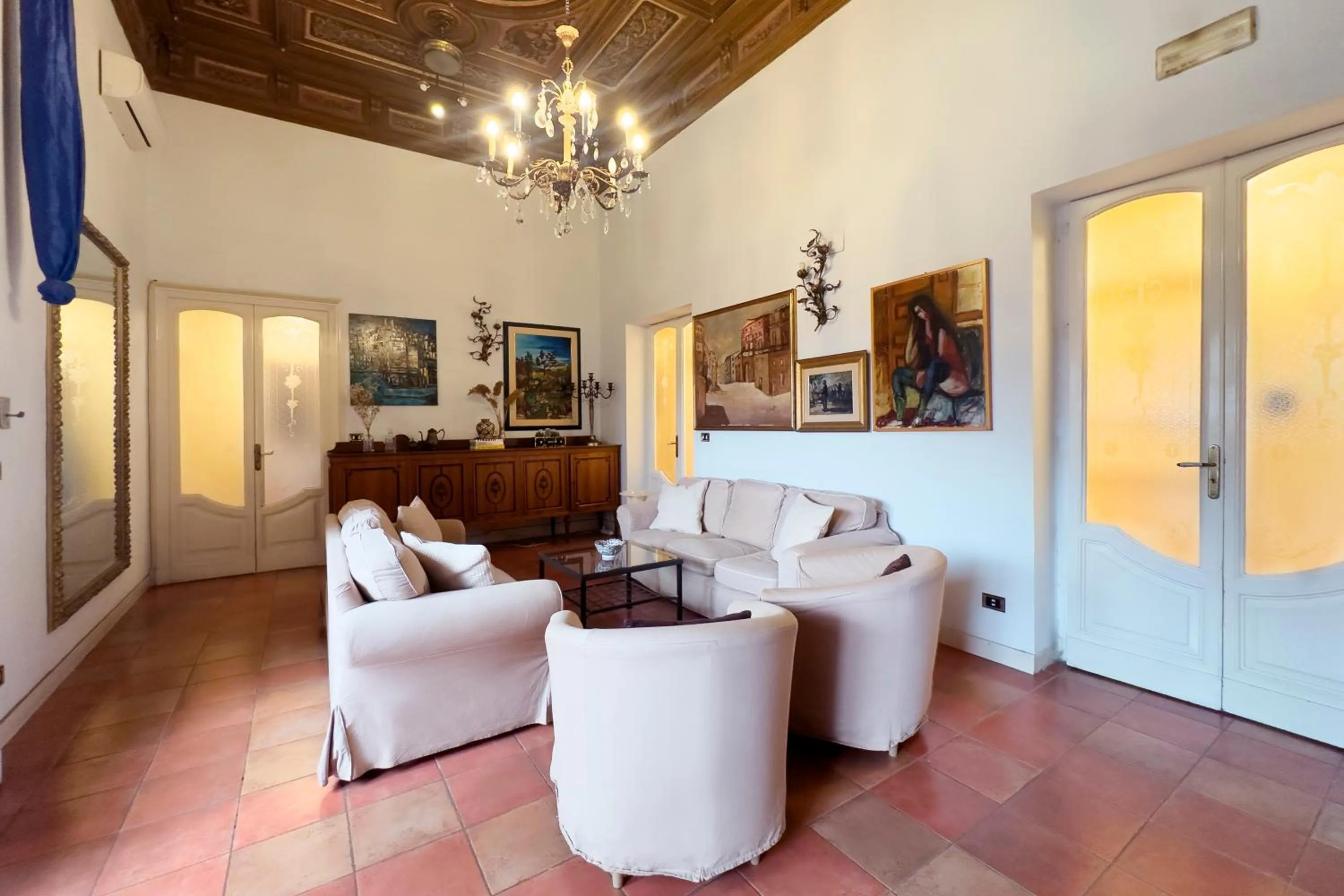 Communal lounge/ TV room in Antica Dimora Caruso