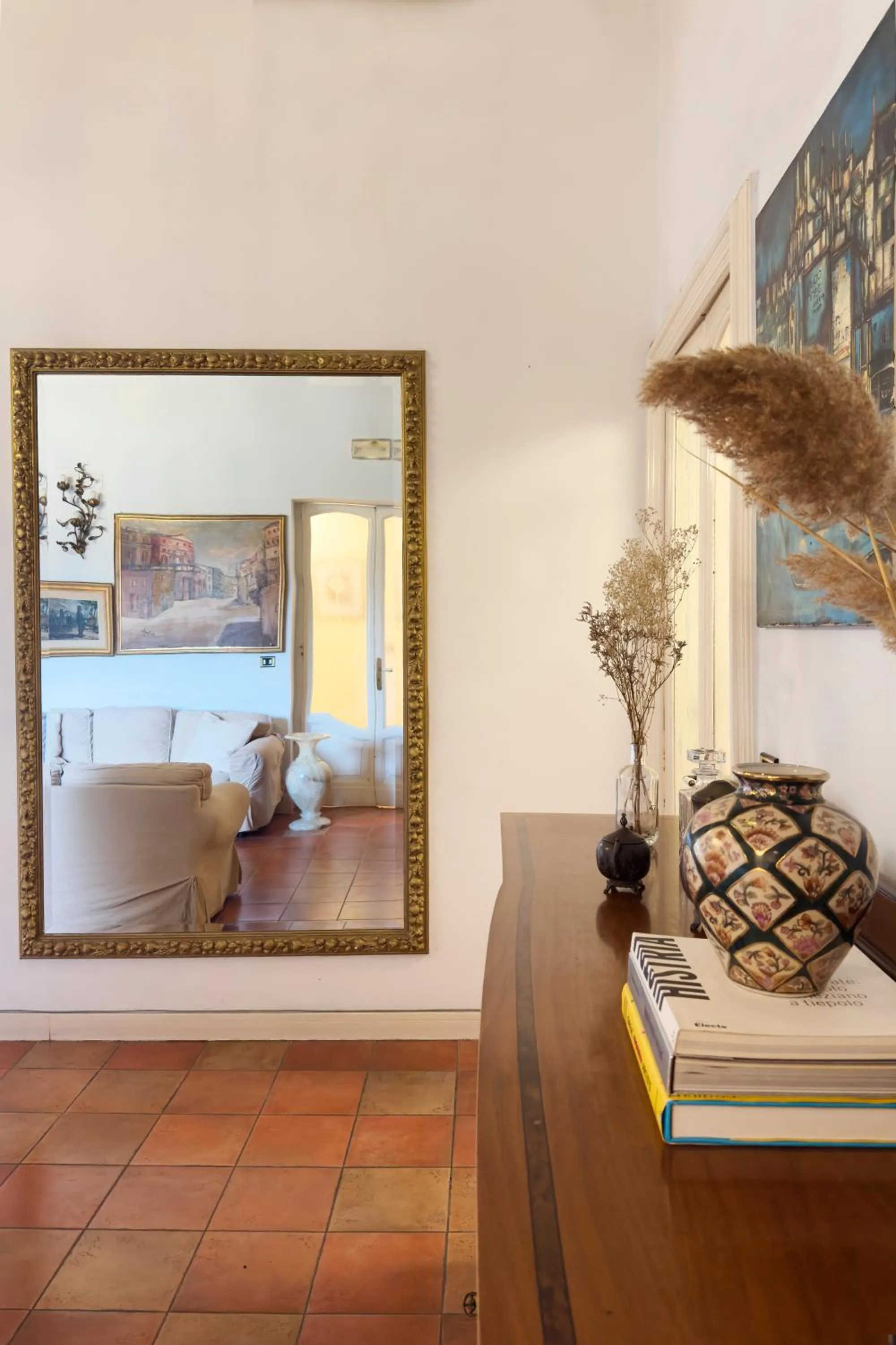 Communal lounge/ TV room in Antica Dimora Caruso