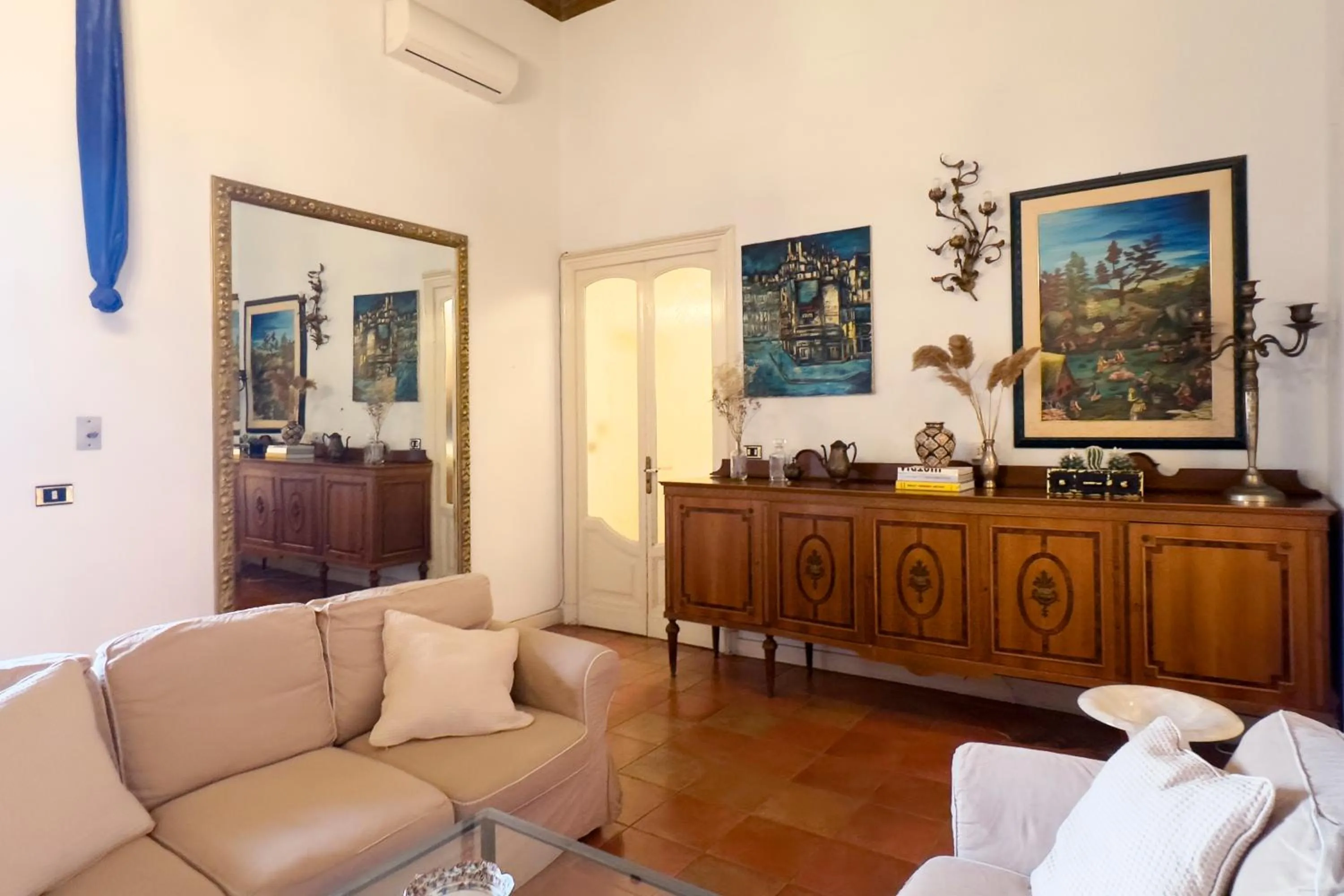 Communal lounge/ TV room in Antica Dimora Caruso