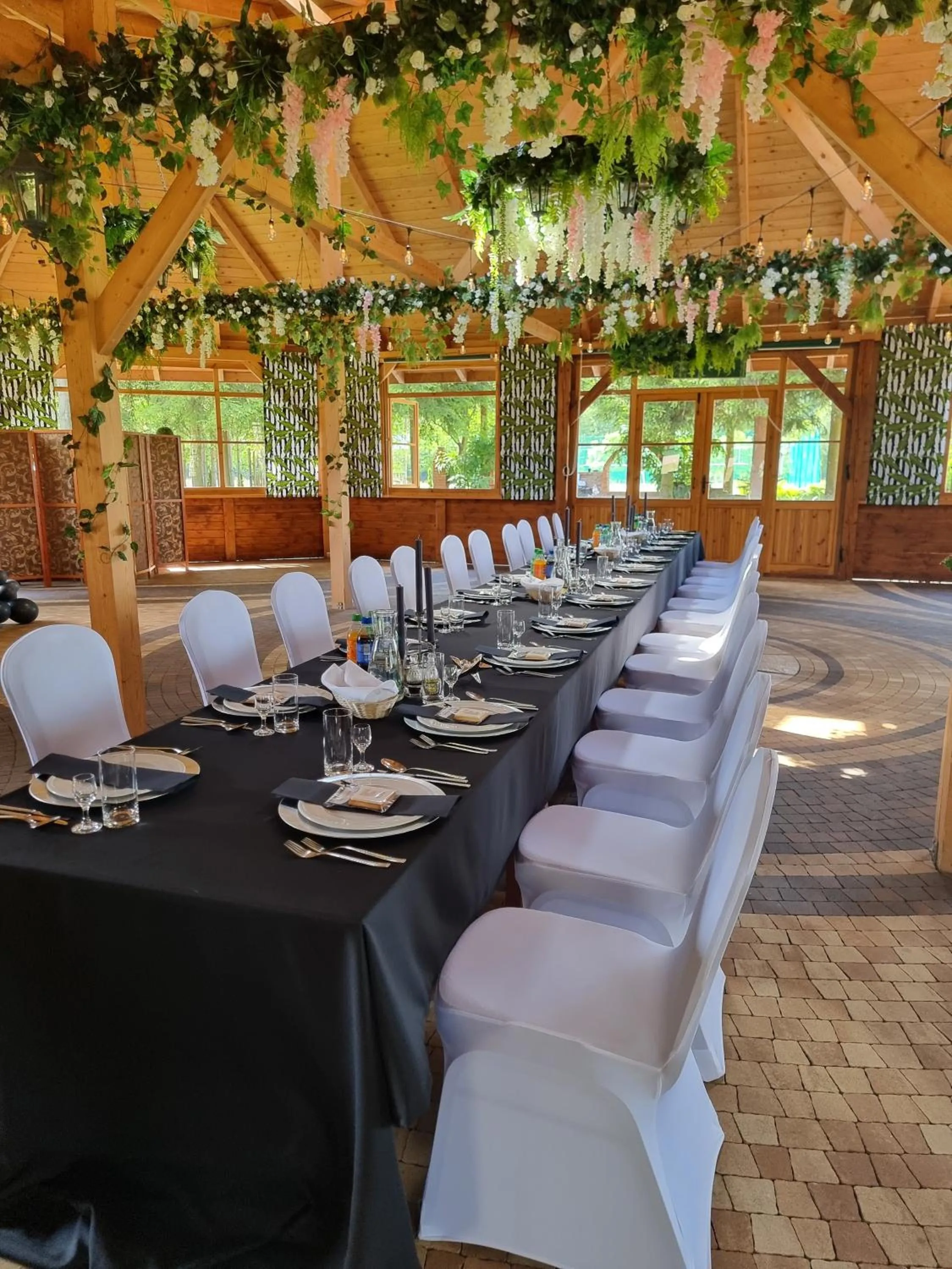 Restaurant/places to eat in Hotel Chabrowy Dworek