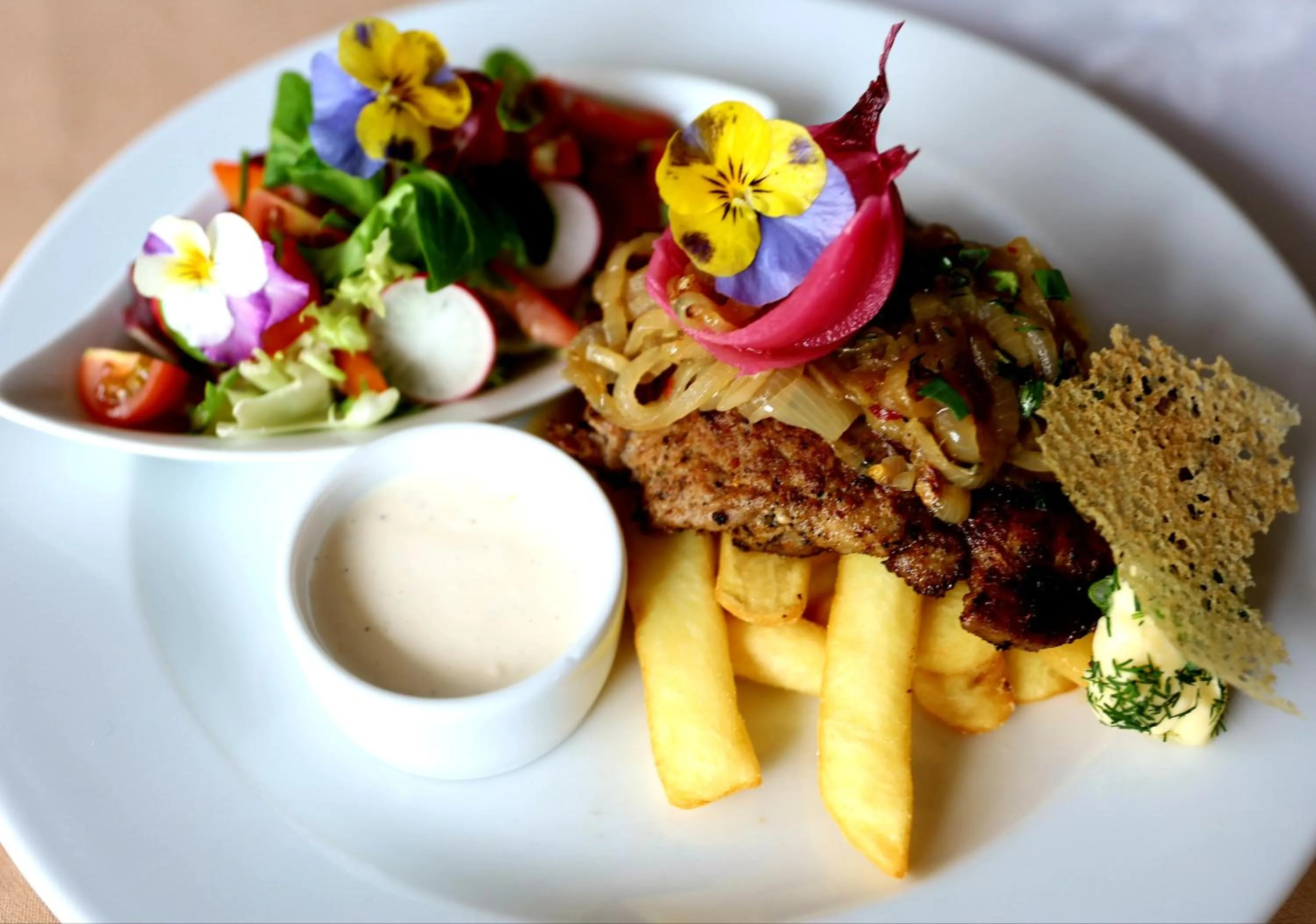 Restaurant/places to eat in Hotel Chabrowy Dworek