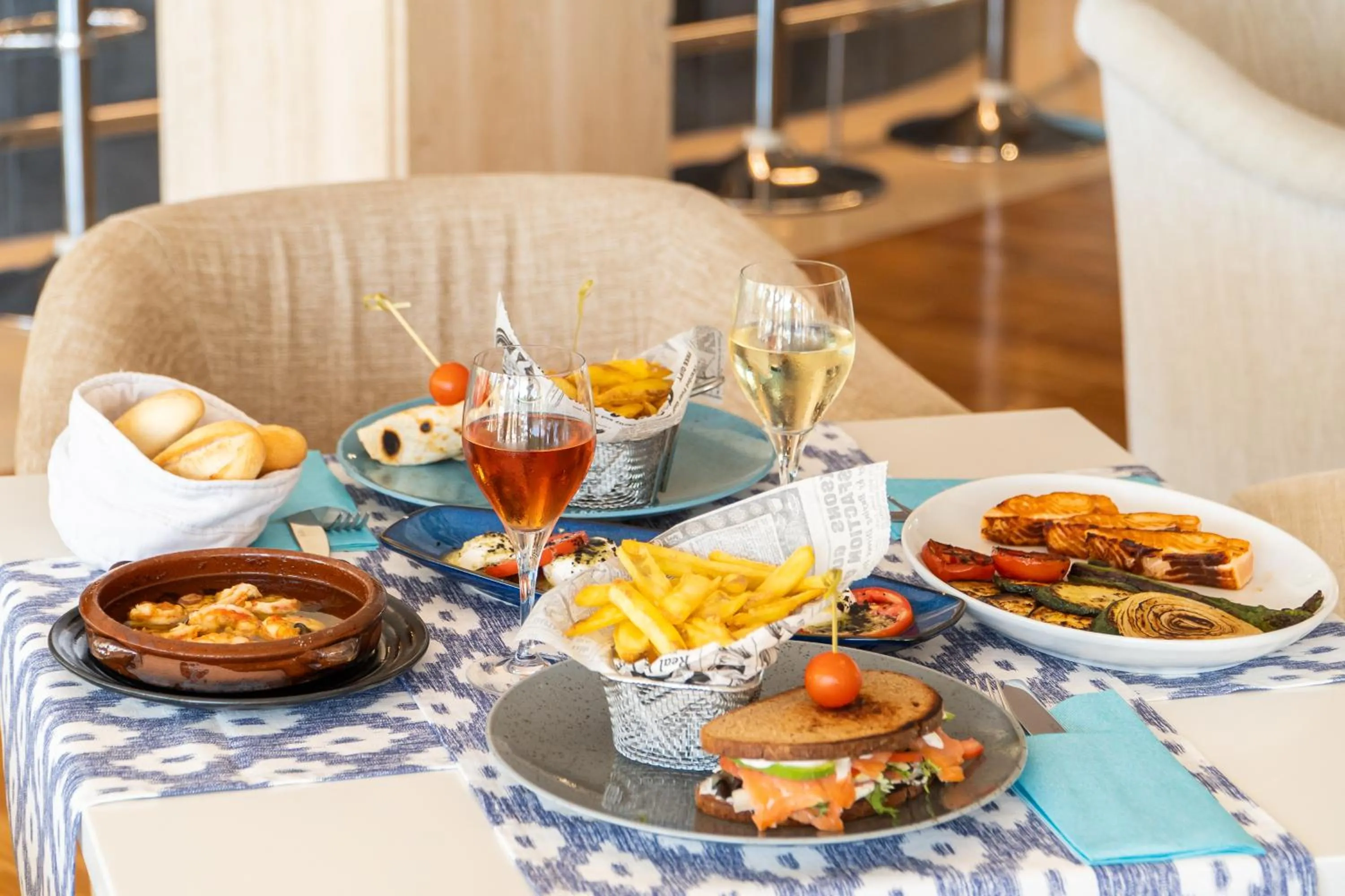 Restaurant/places to eat in Leman Hotel y Apartamentos