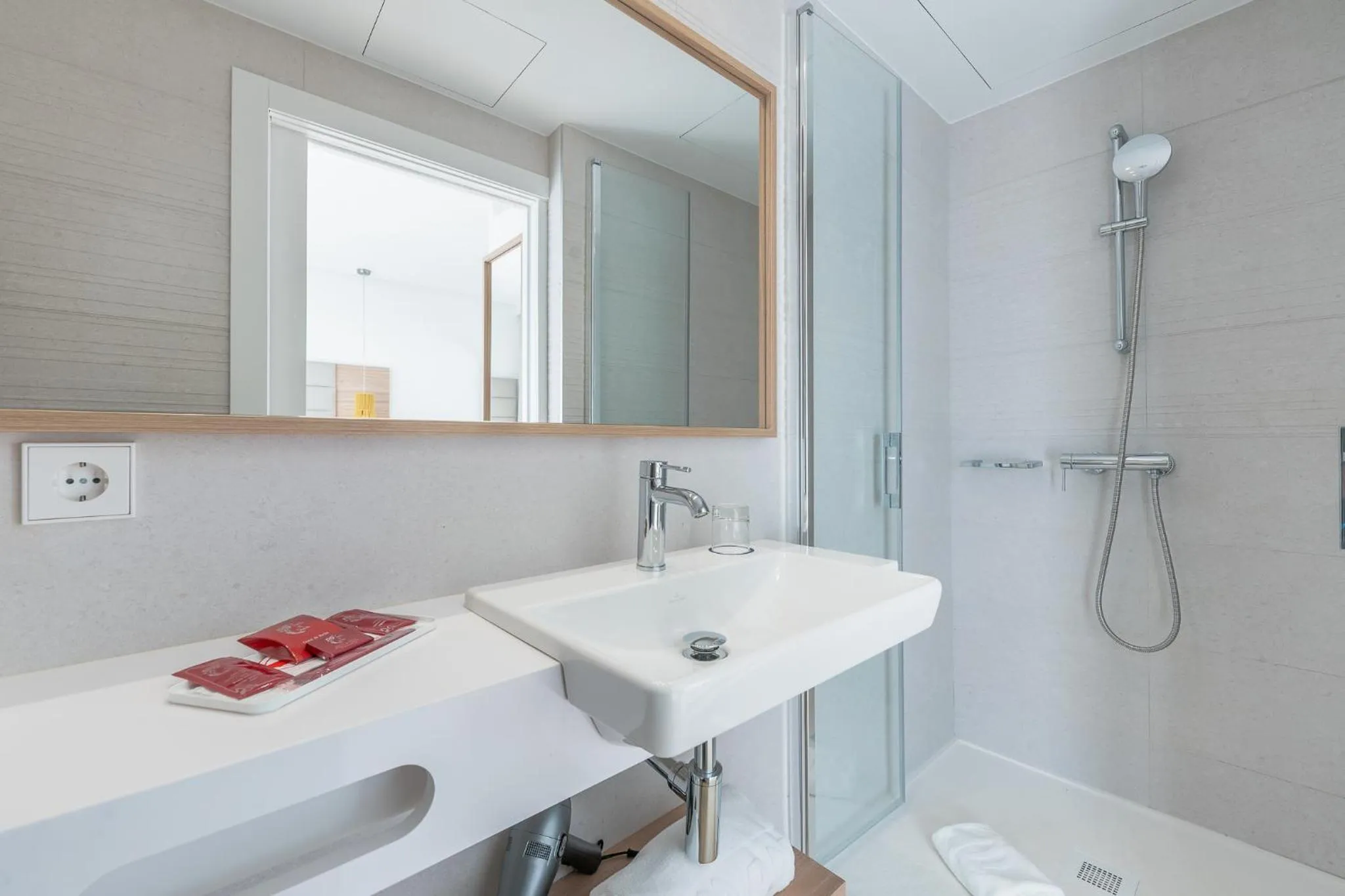 Shower in Leman Hotel y Apartamentos