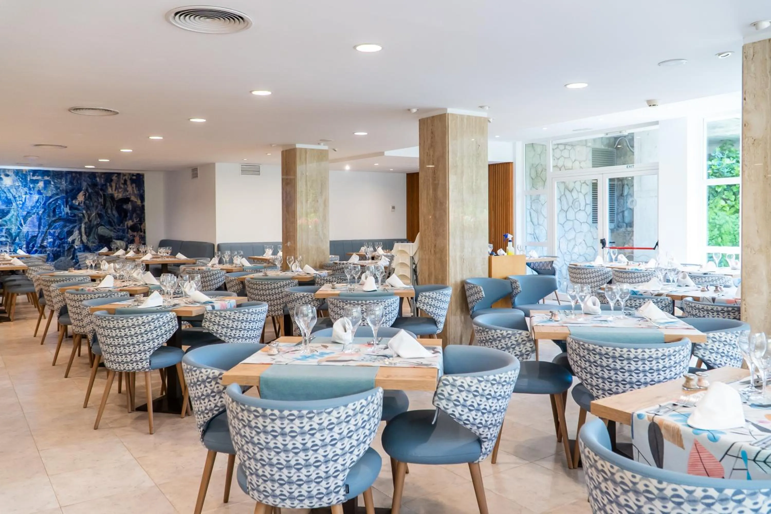 Restaurant/places to eat in Leman Hotel y Apartamentos