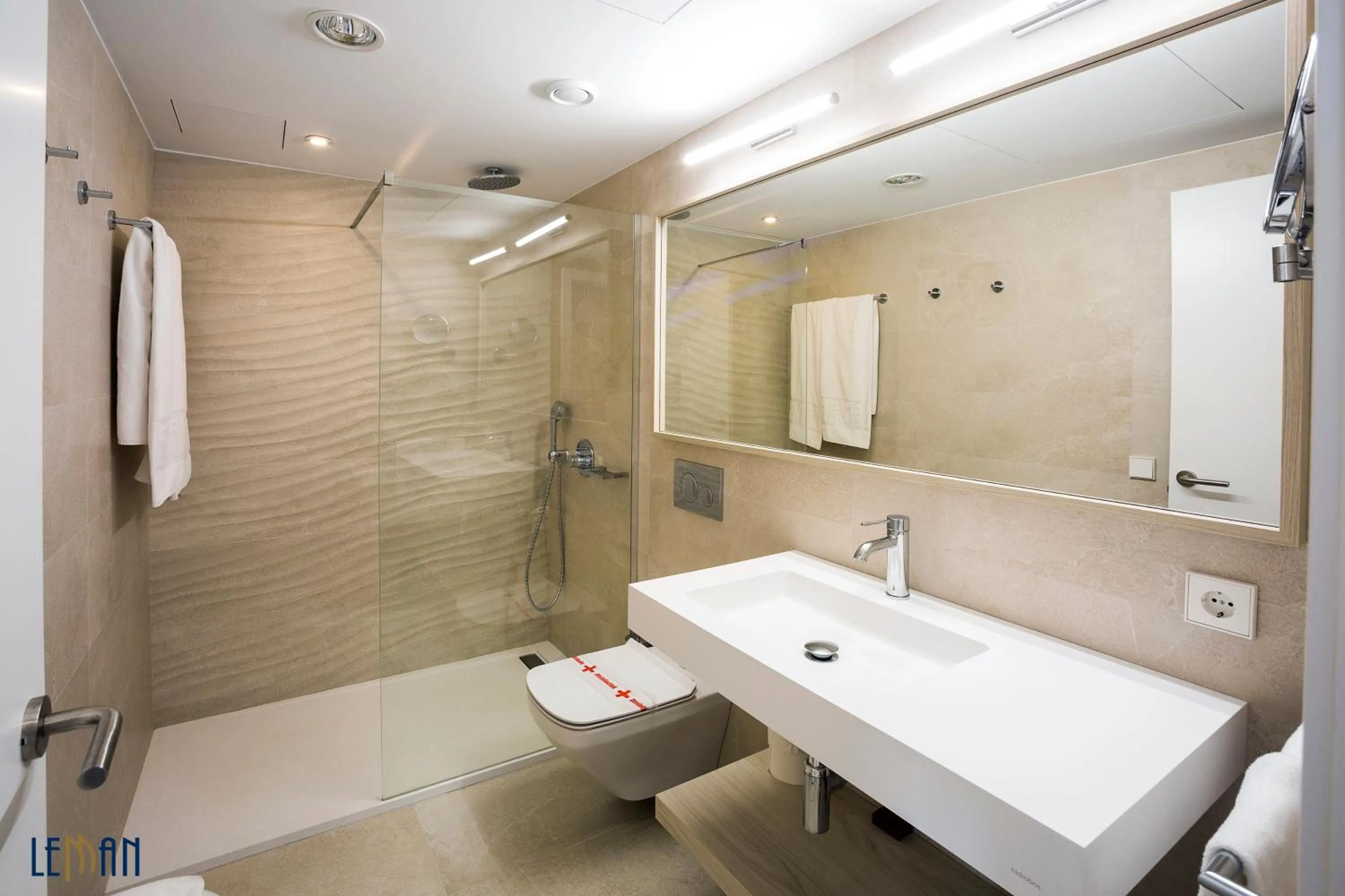 Shower in Leman Hotel y Apartamentos