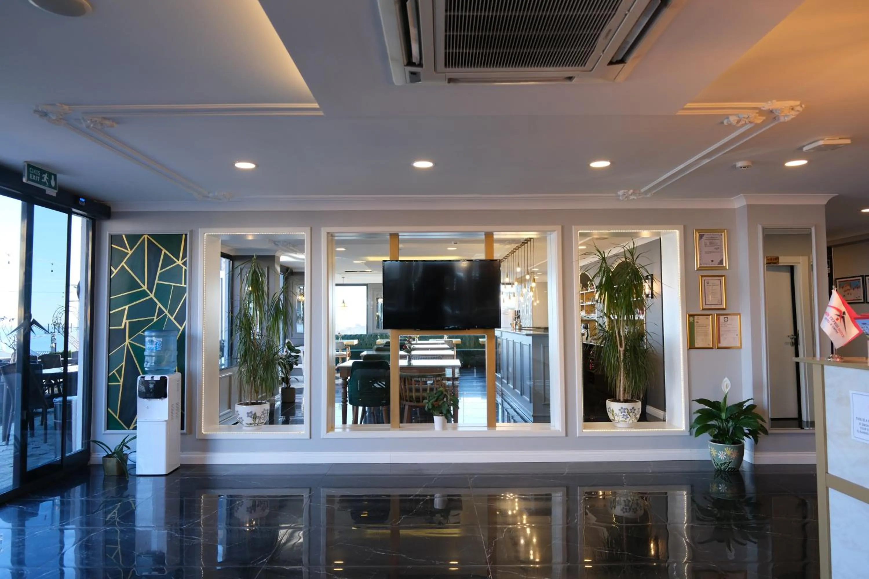 Communal lounge/ TV room in Şahin Tepesi Suite Otel