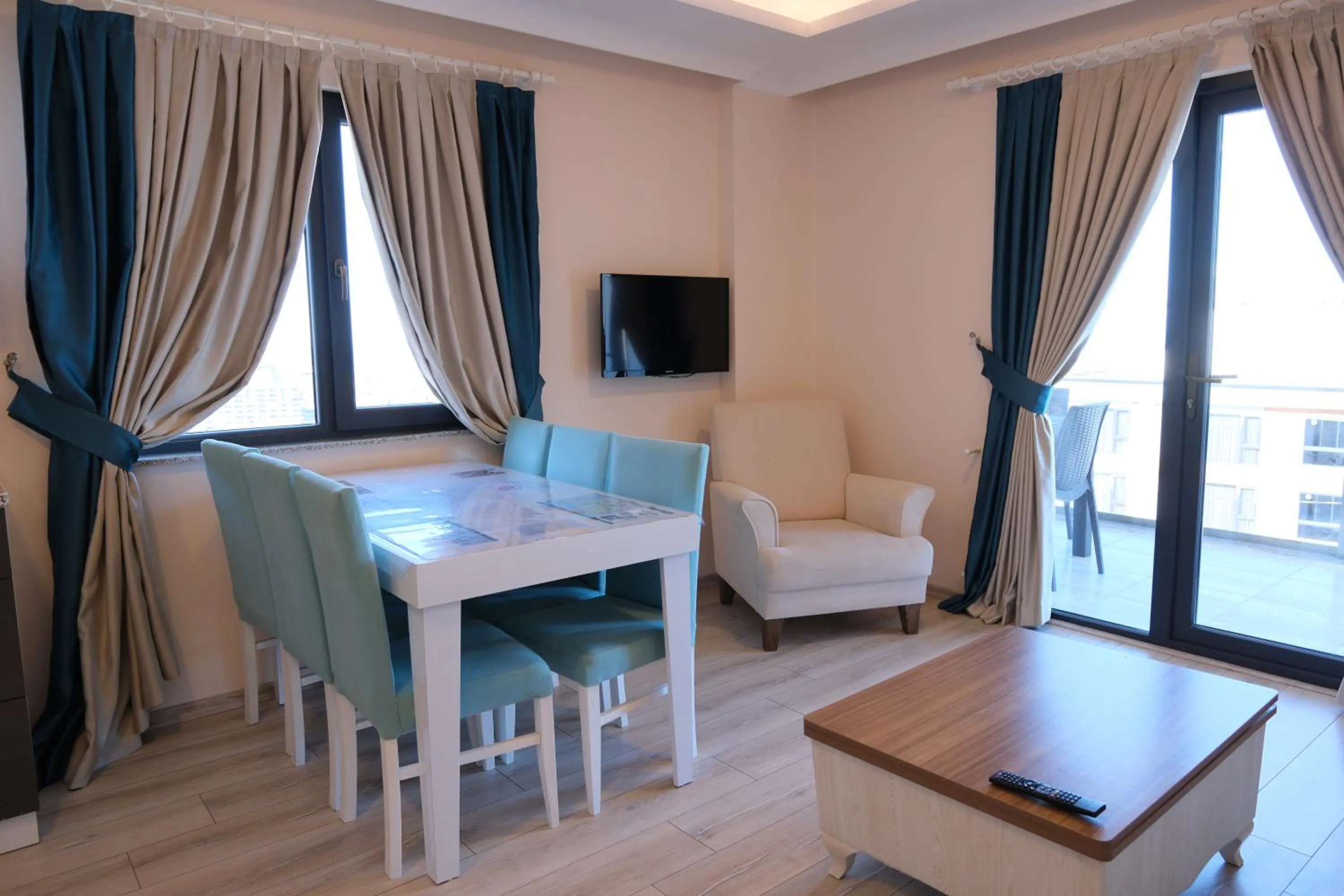 Communal lounge/ TV room, Bed in Şahin Tepesi Suite Otel