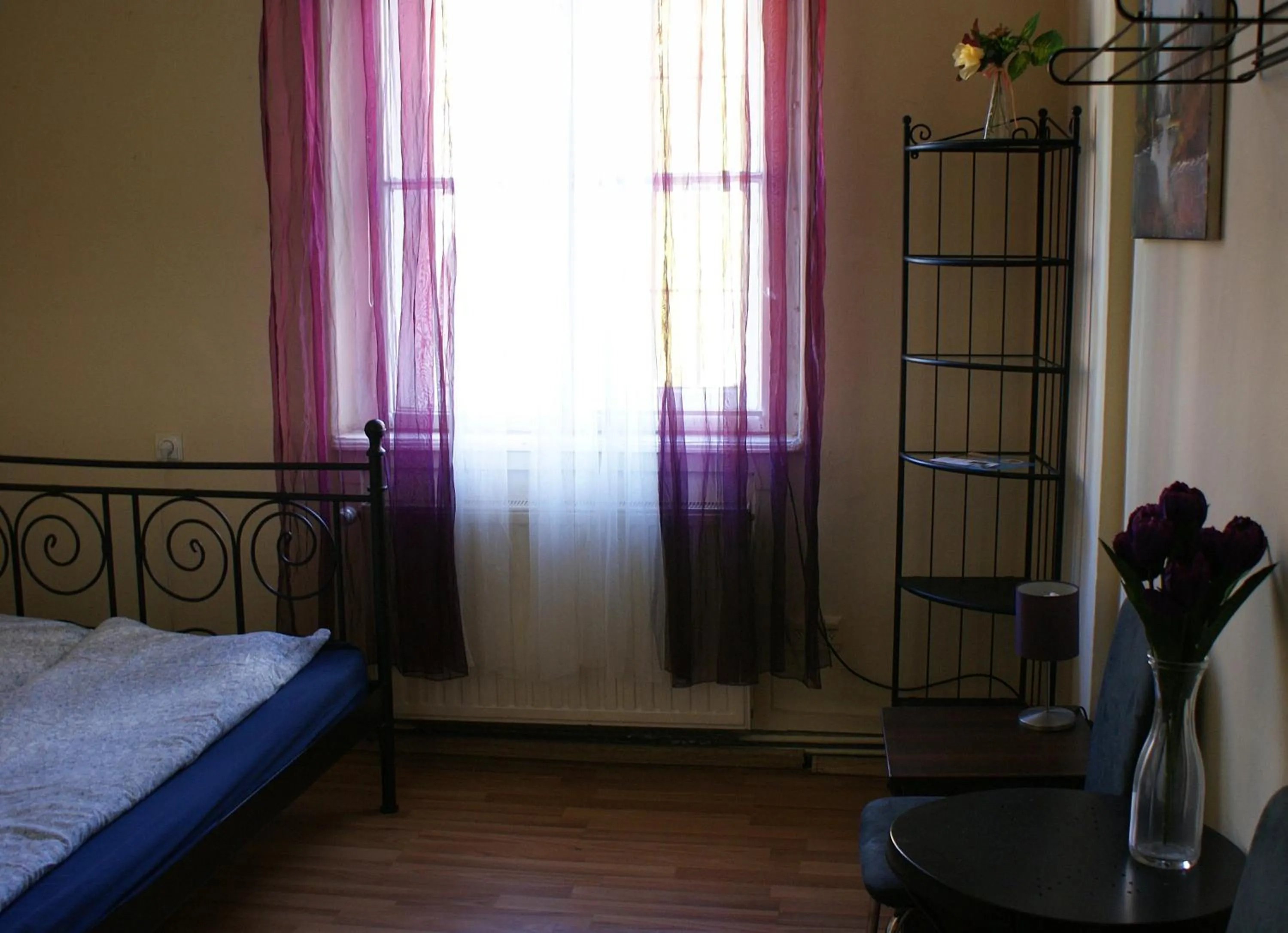 TV/Entertainment Center in Hostel Krakowskie Klimaty