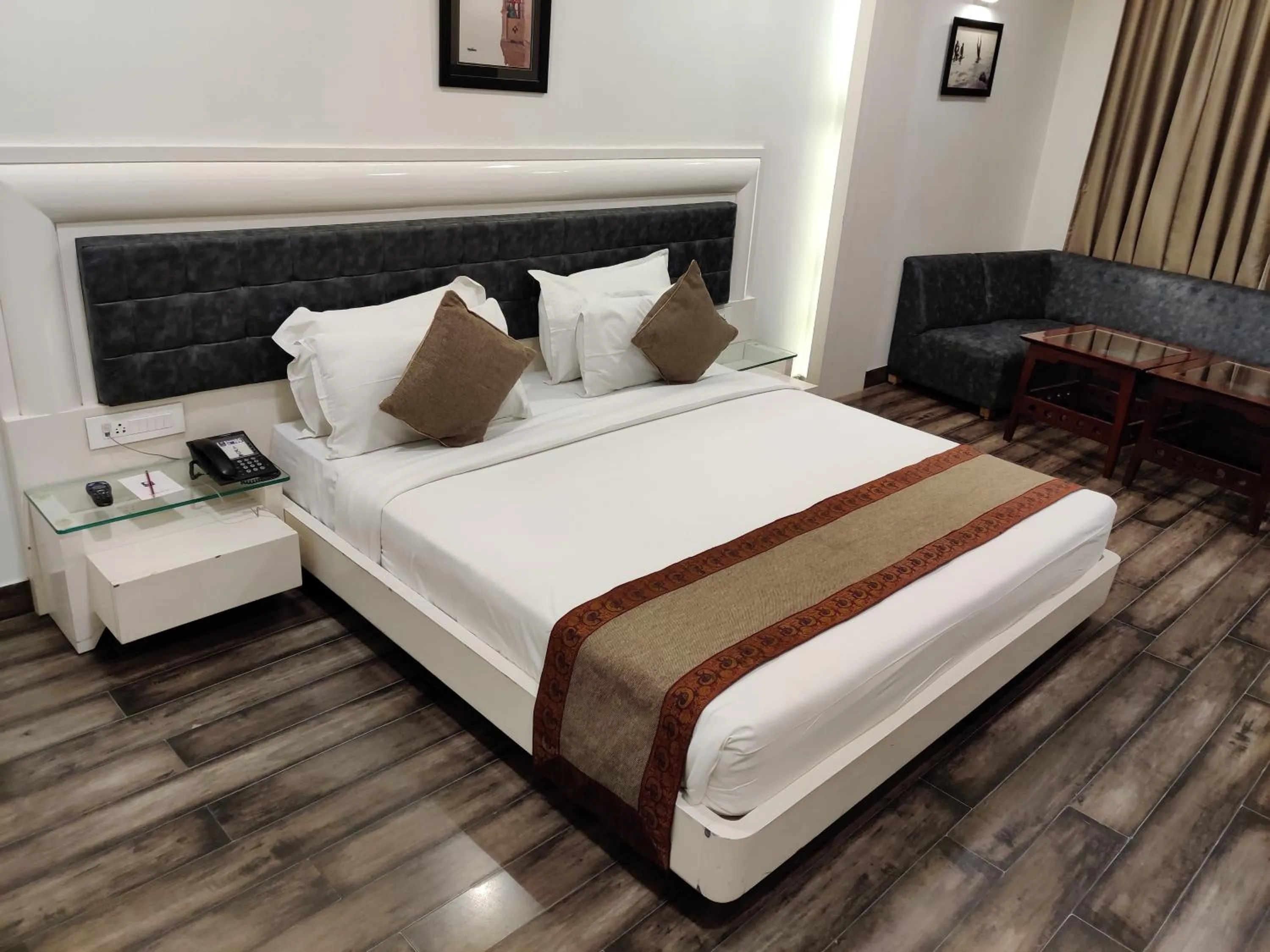 Bedroom, Bed in Comfort Inn Benares