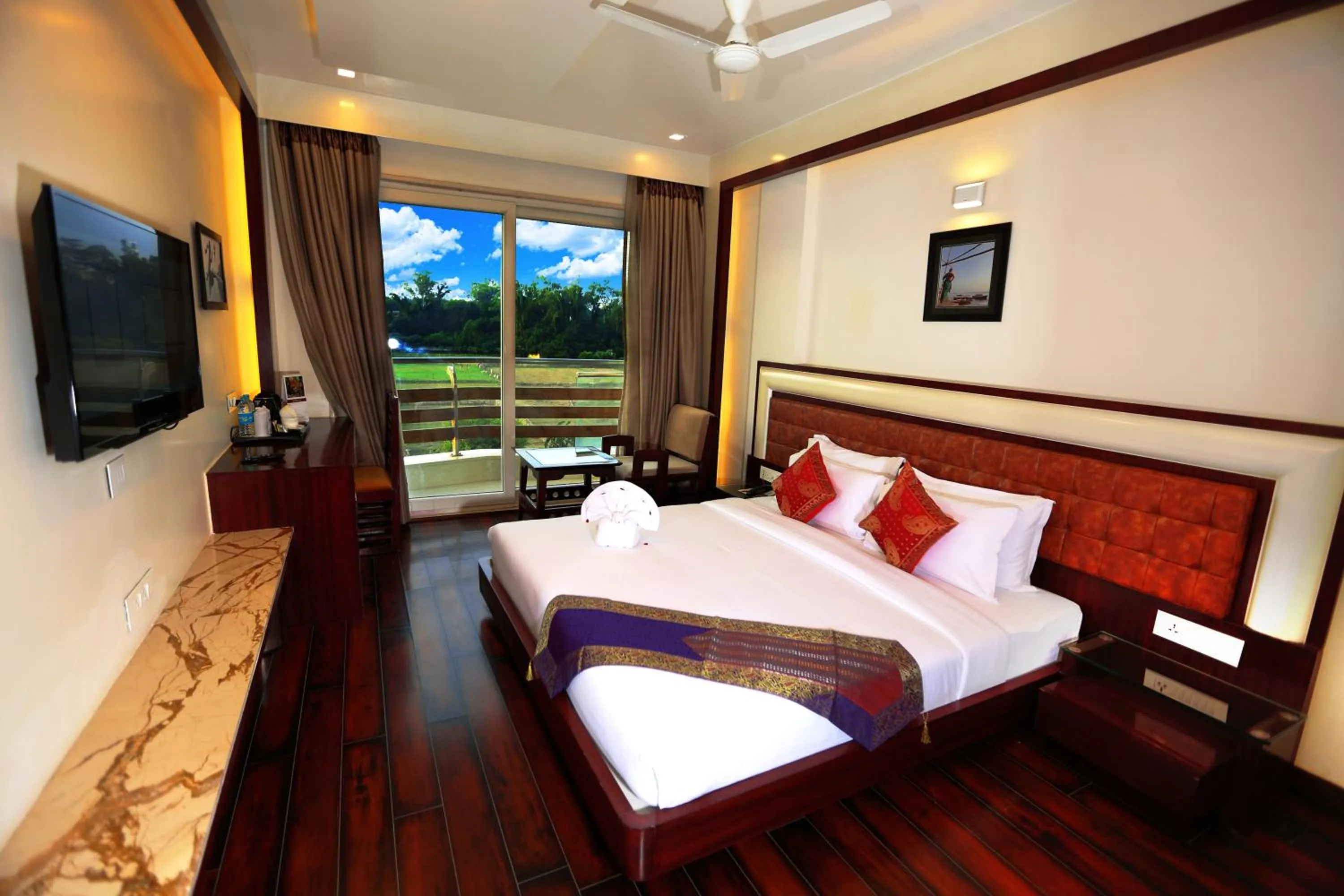 River view, Bed in Comfort Inn Benares