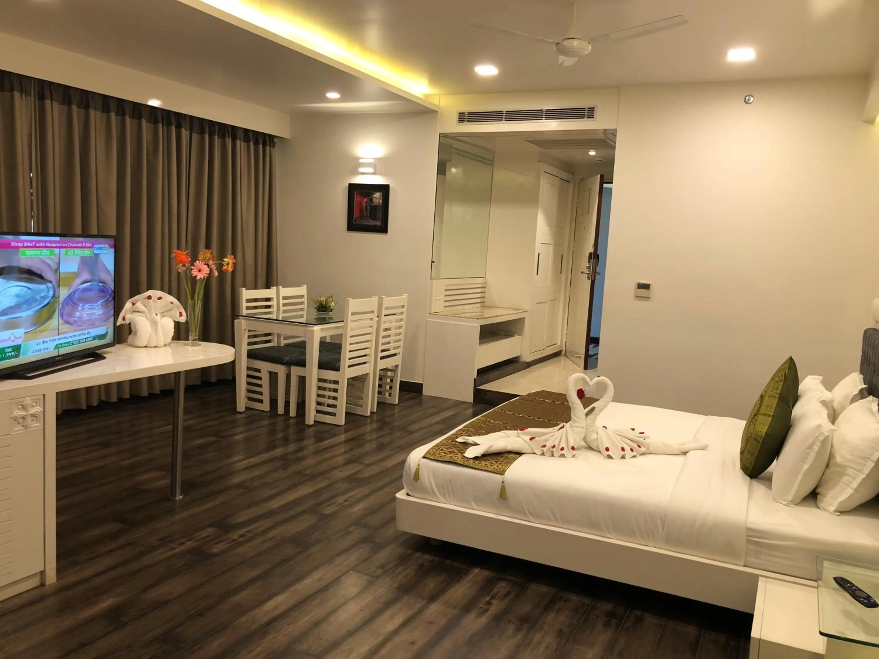 VIP, Bed in Comfort Inn Benares