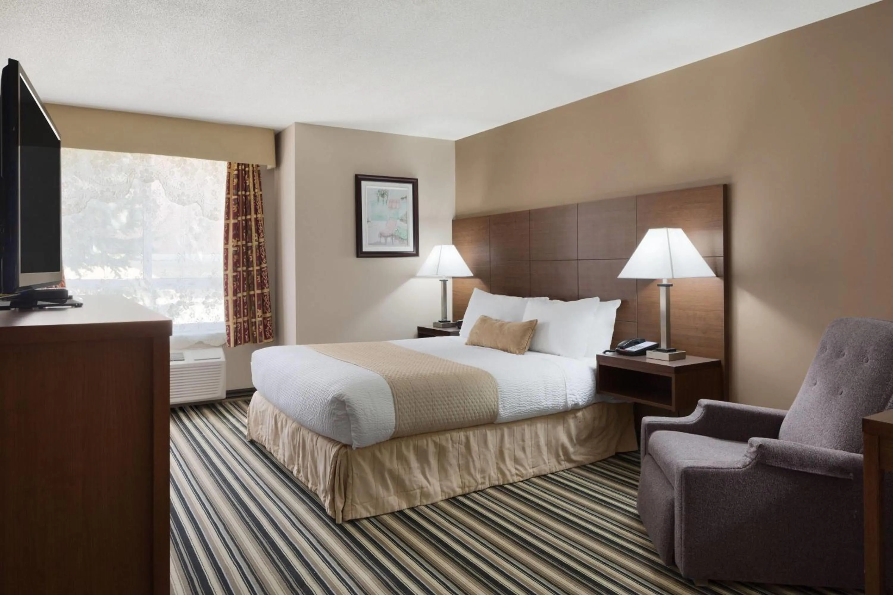 Photo of the whole room, Bed in Days Inn by Wyndham Dalhousie