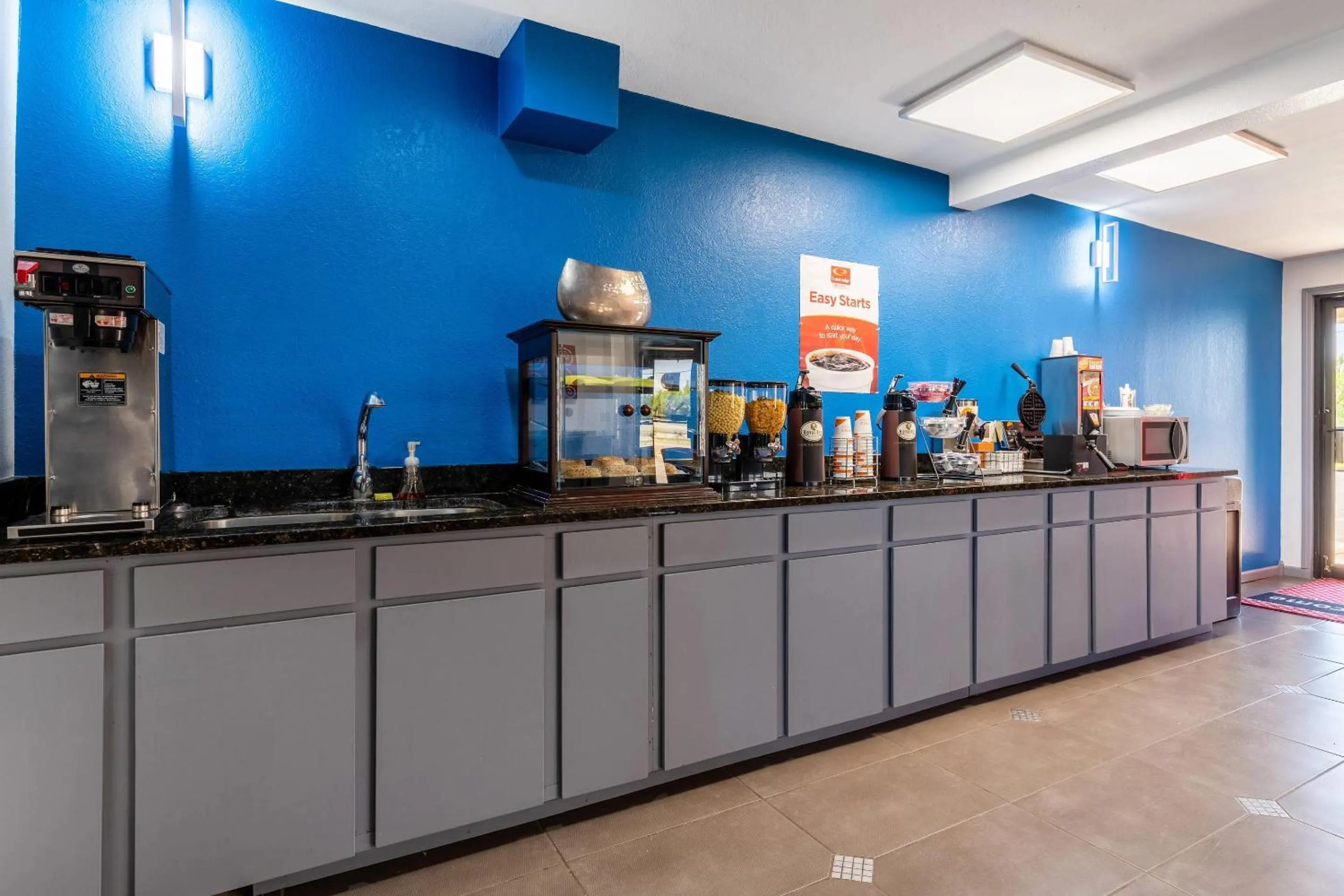 Breakfast in Econo Lodge Inn & Suites