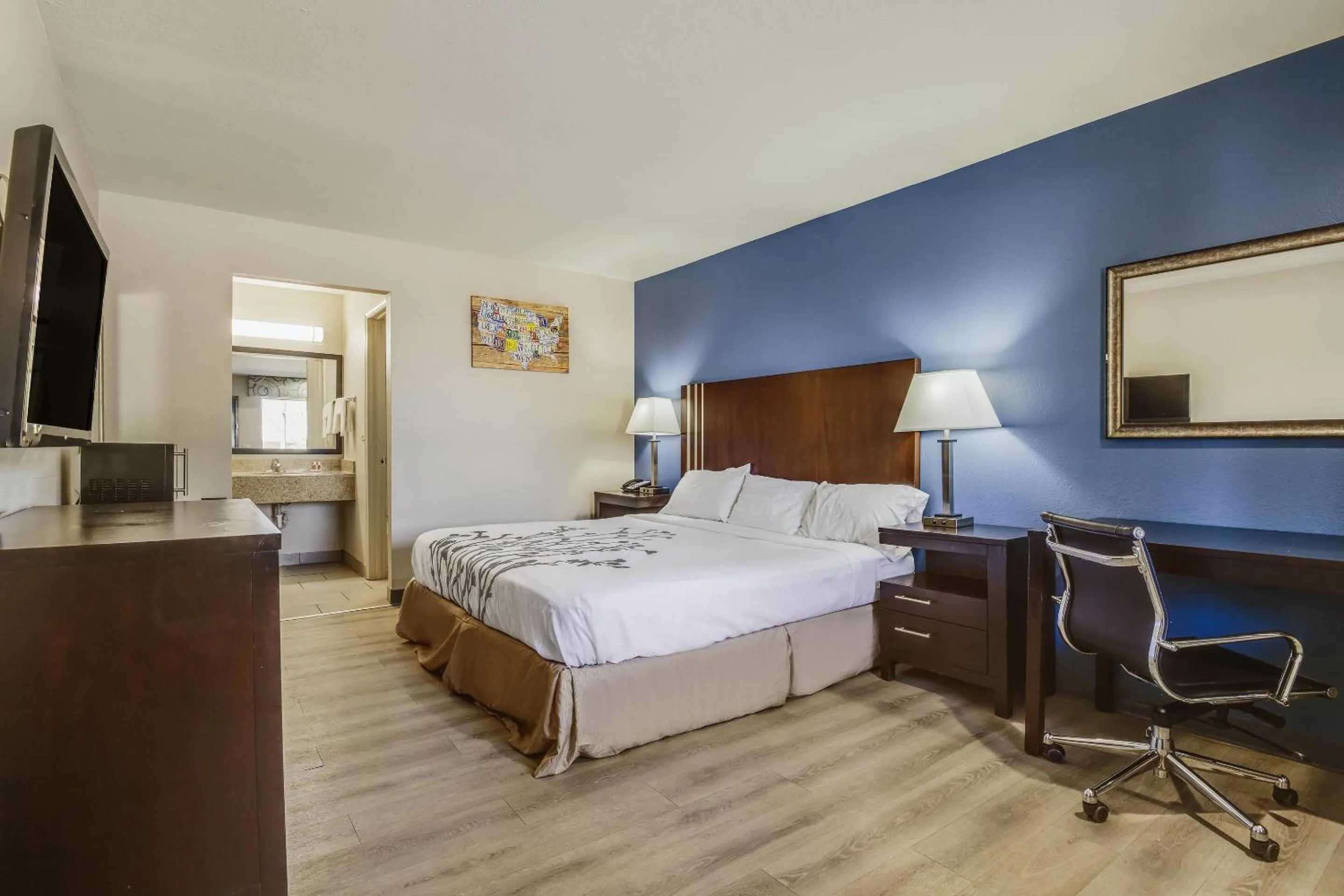 Bedroom in Econo Lodge Inn & Suites